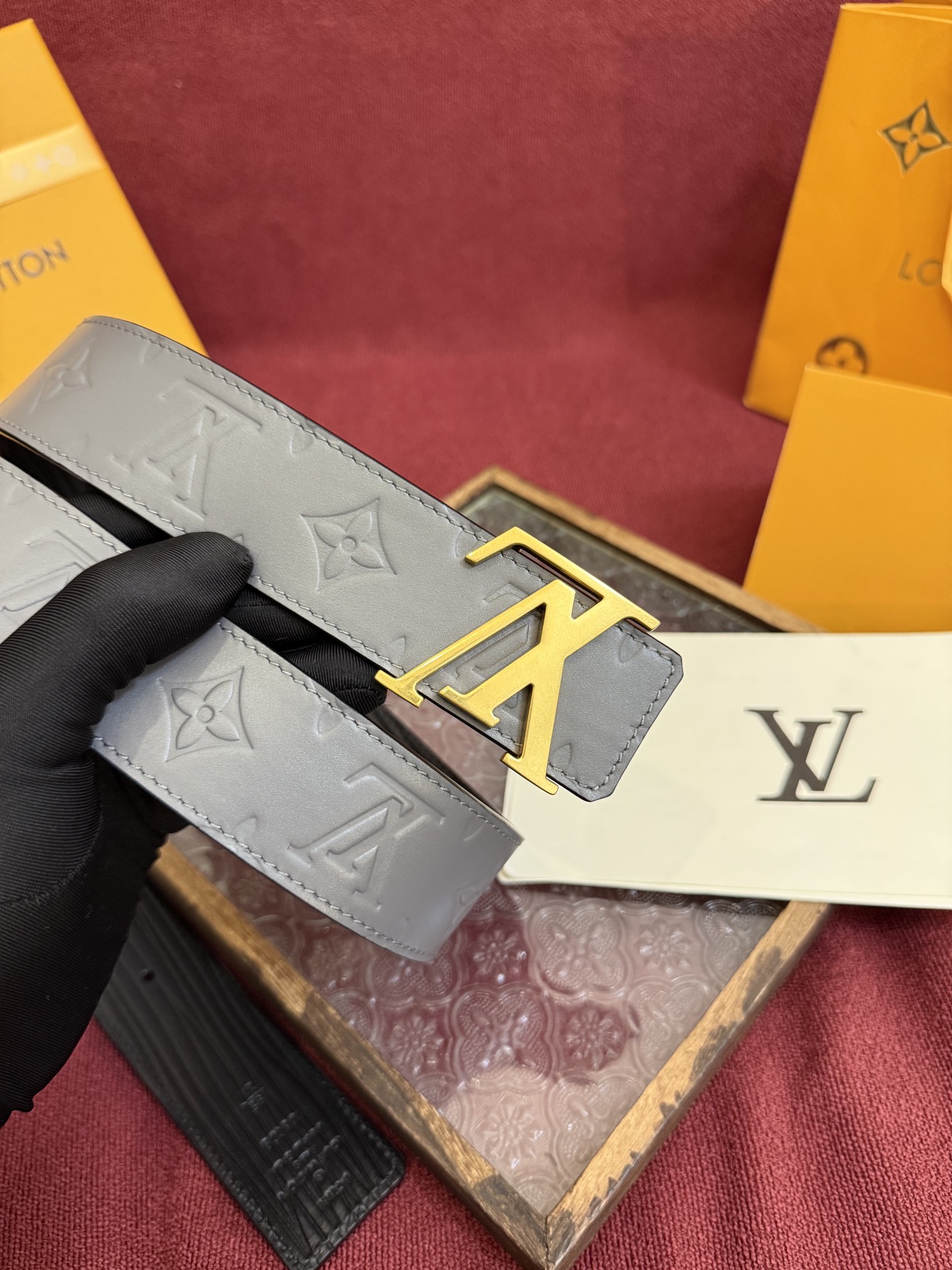 P LV Dimension Drift 双面腰带以路易威登的经典元素挥洒街头型格。Monogram 图