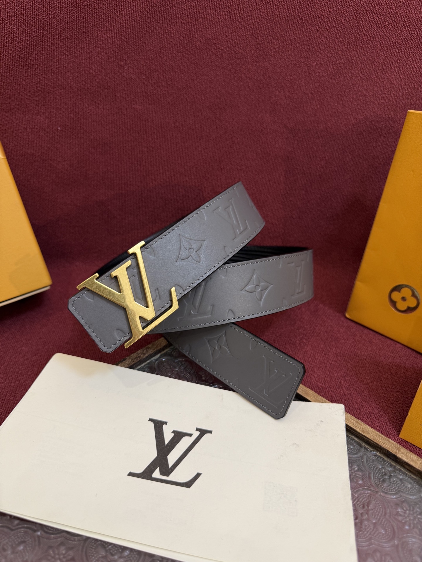 P LV Dimension Drift 双面腰带以路易威登的经典元素挥洒街头型格。Monogram 图