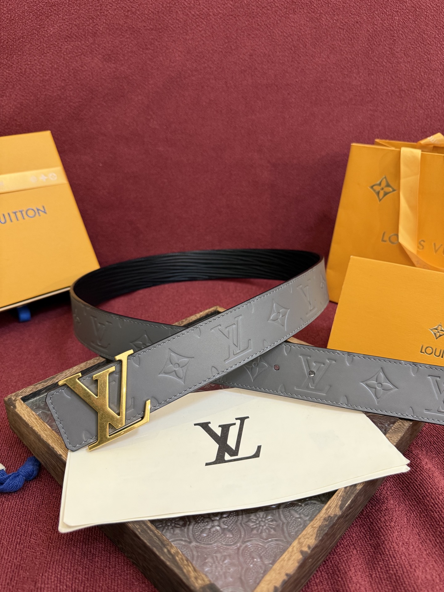 P LV Dimension Drift 双面腰带以路易威登的经典元素挥洒街头型格。Monogram 图