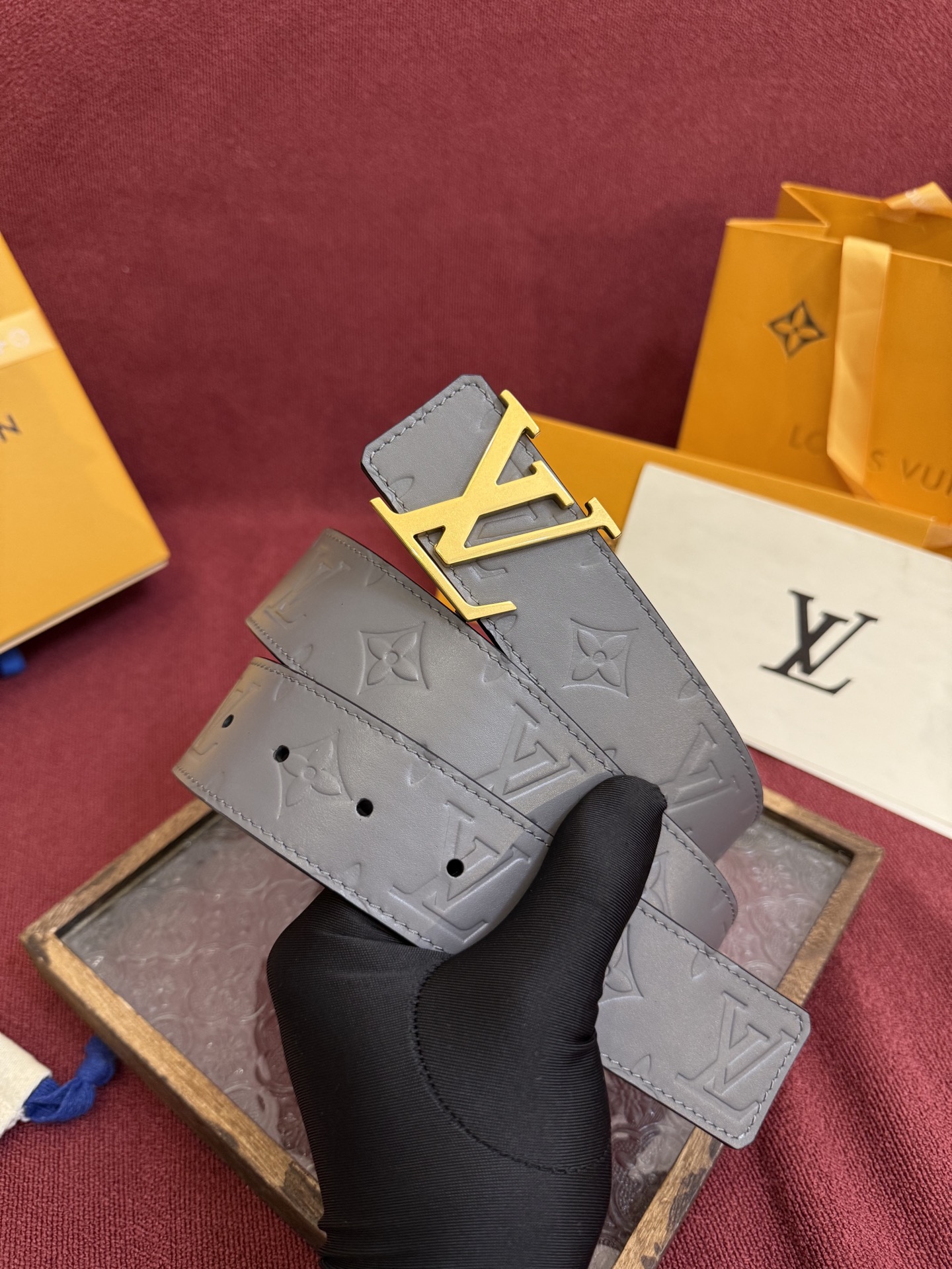 P LV Dimension Drift 双面腰带以路易威登的经典元素挥洒街头型格。Monogram 图