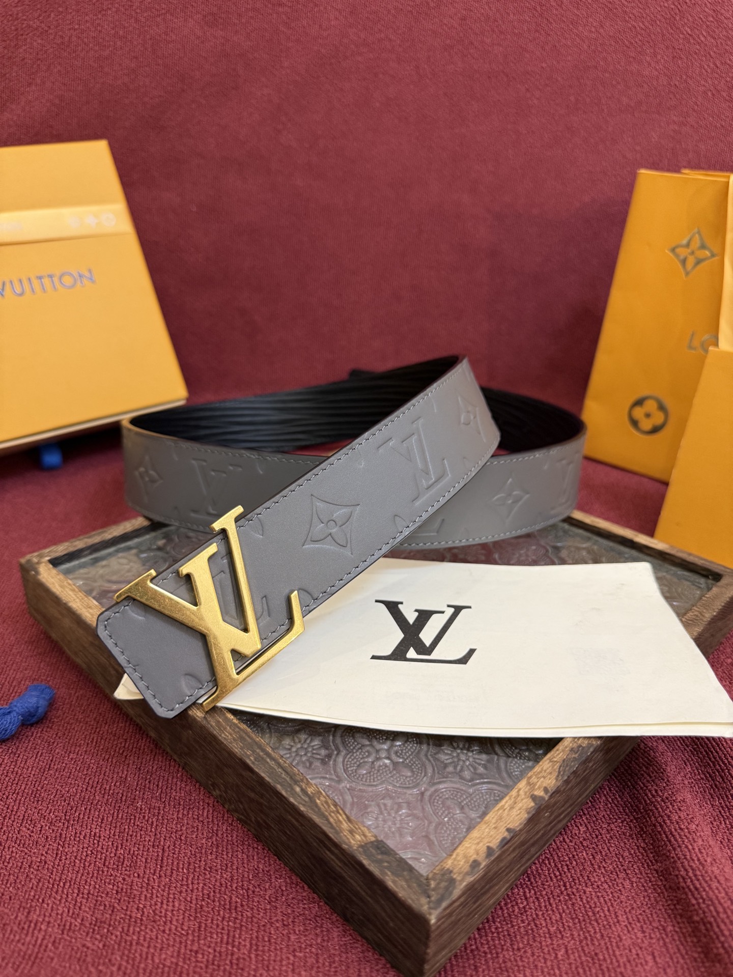 P LV Dimension Drift 双面腰带以路易威登的经典元素挥洒街头型格。Monogram 图