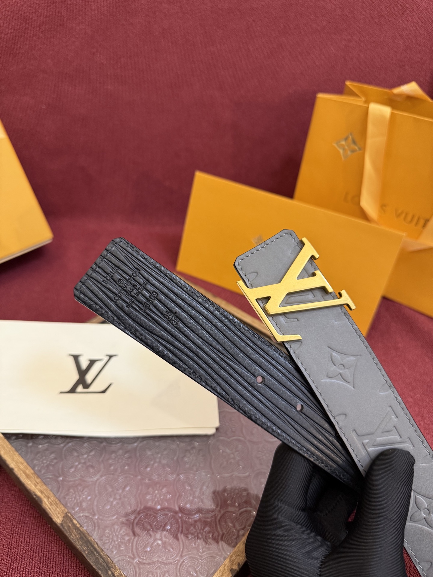 P LV Dimension Drift 双面腰带以路易威登的经典元素挥洒街头型格。Monogram 图