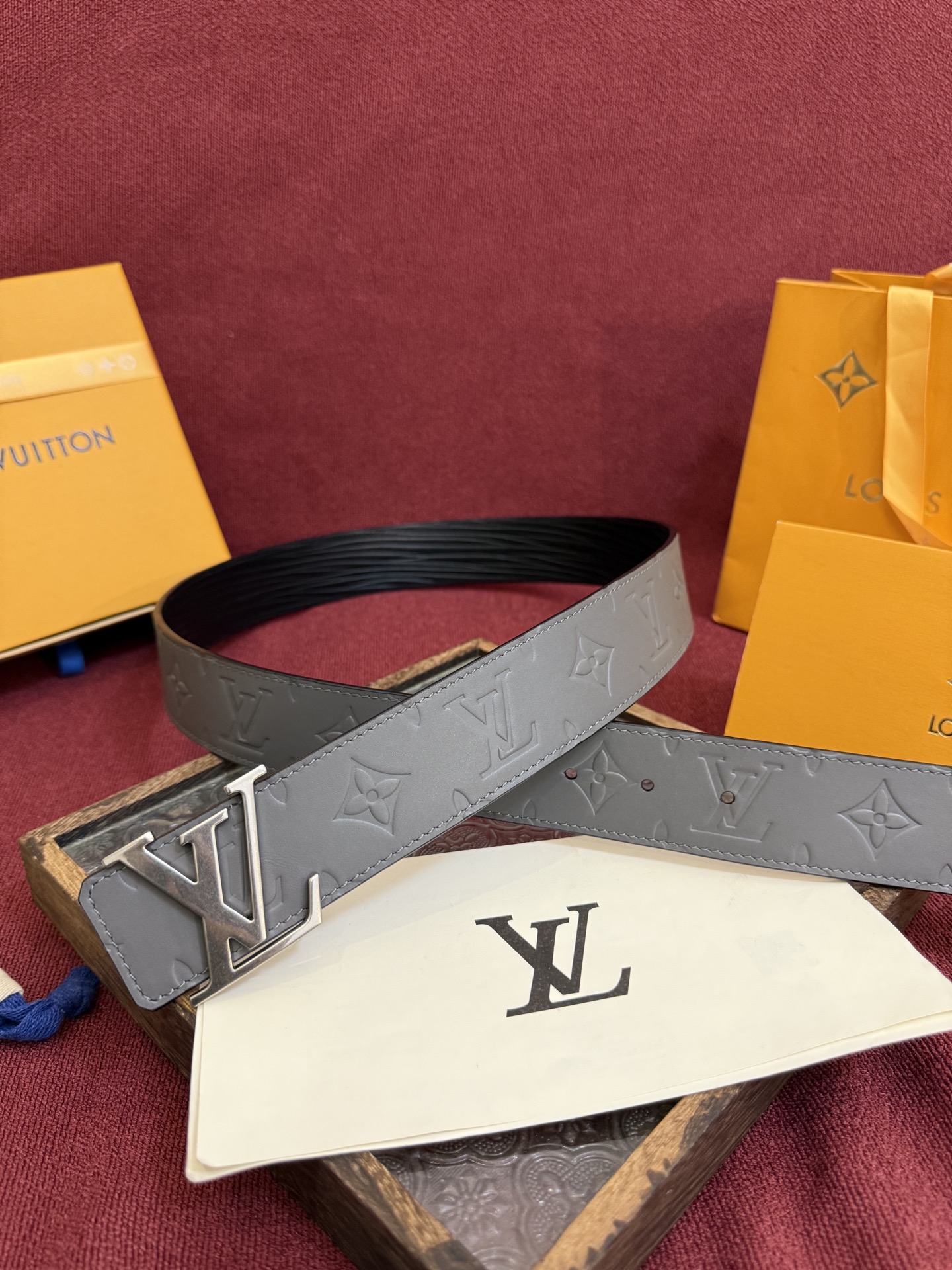 P LV Dimension Drift 双面腰带以路易威登的经典元素挥洒街头型格。Monogram 图