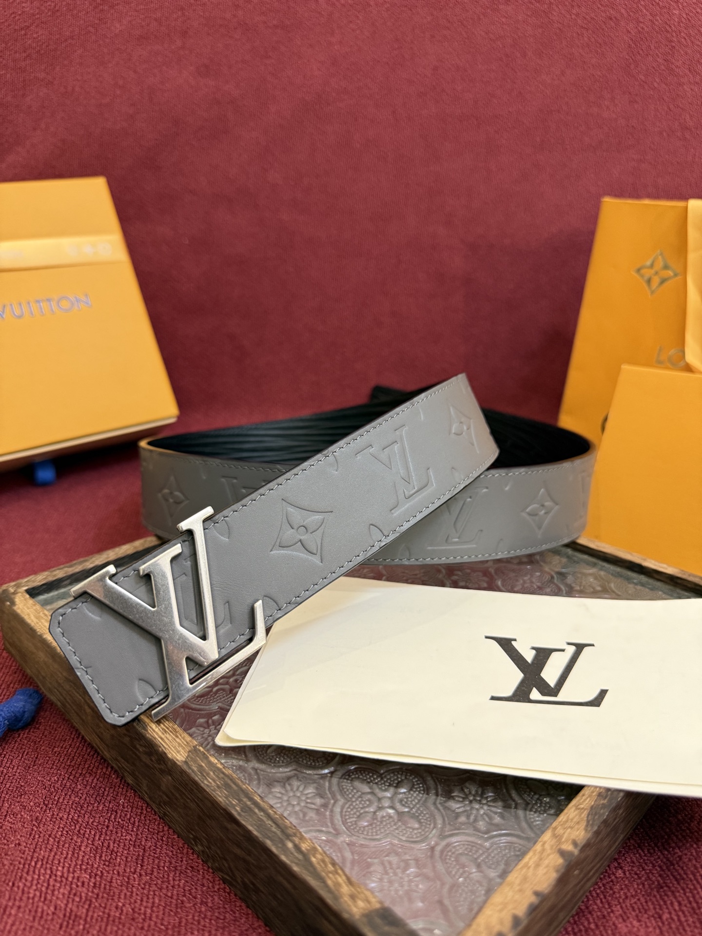 P LV Dimension Drift 双面腰带以路易威登的经典元素挥洒街头型格。Monogram 图