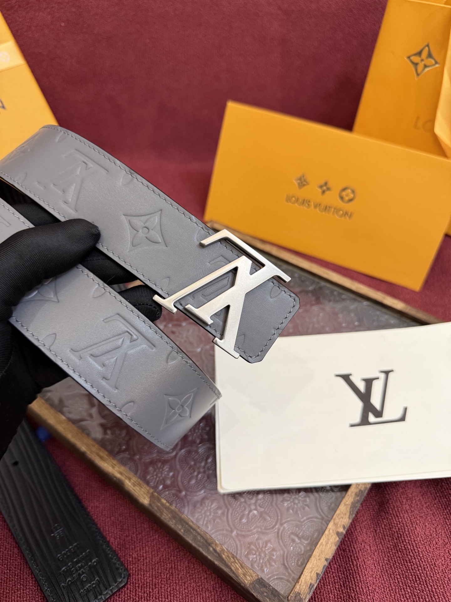 P LV Dimension Drift 双面腰带以路易威登的经典元素挥洒街头型格。Monogram 图