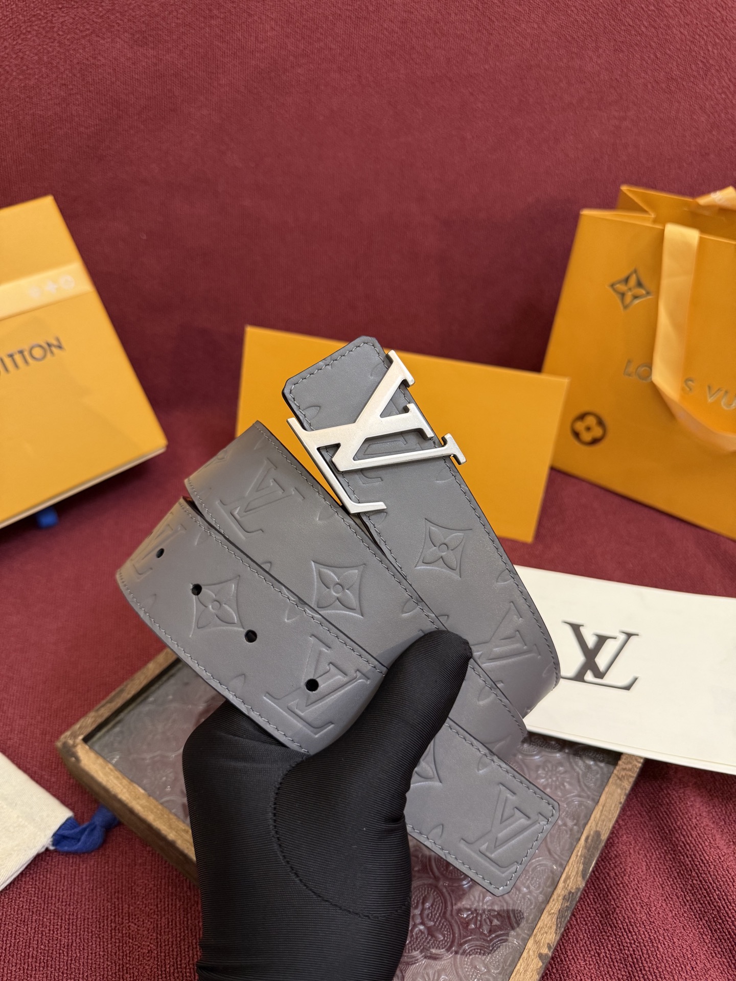 P LV Dimension Drift 双面腰带以路易威登的经典元素挥洒街头型格。Monogram 图