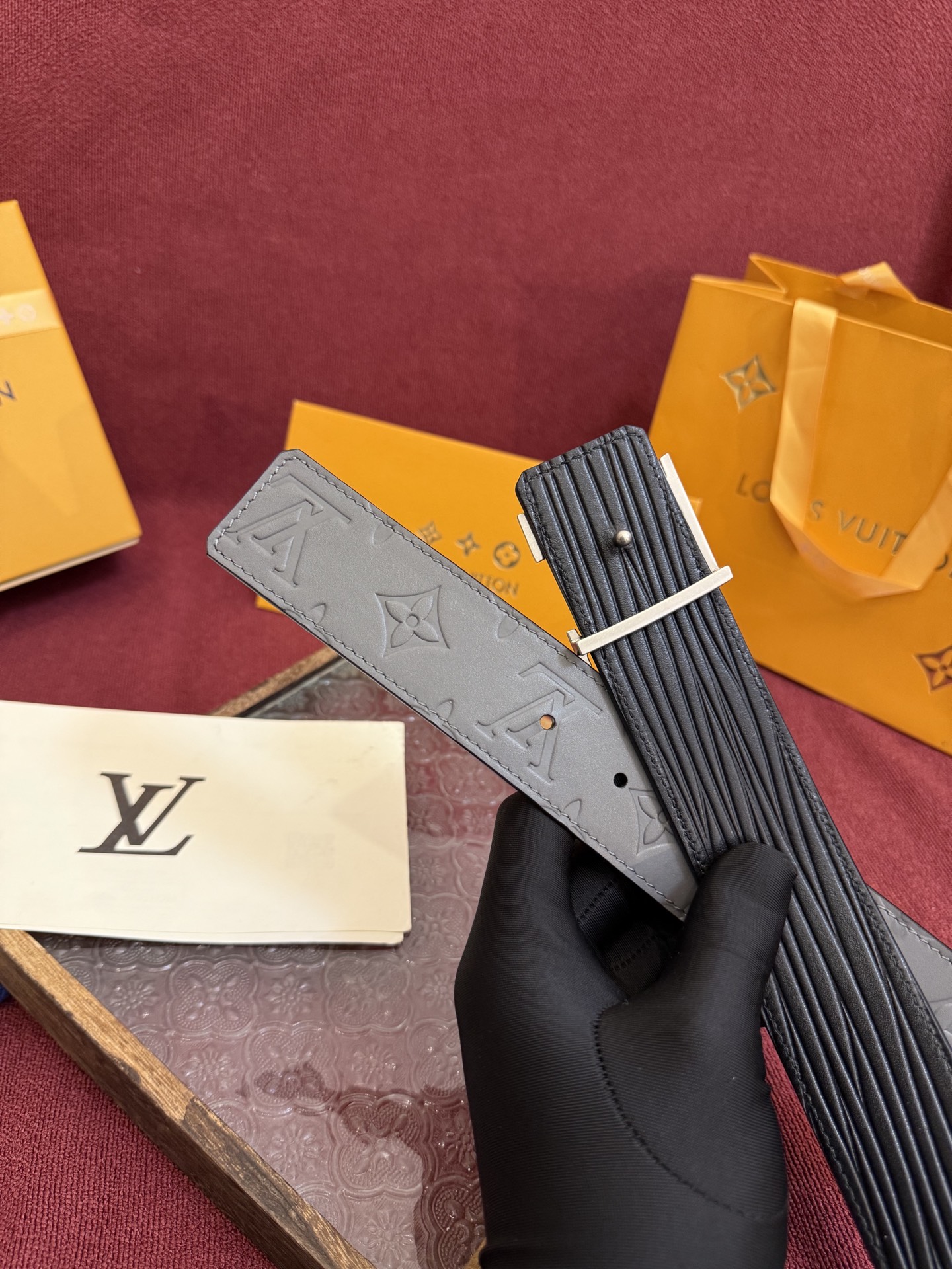 P LV Dimension Drift 双面腰带以路易威登的经典元素挥洒街头型格。Monogram 图