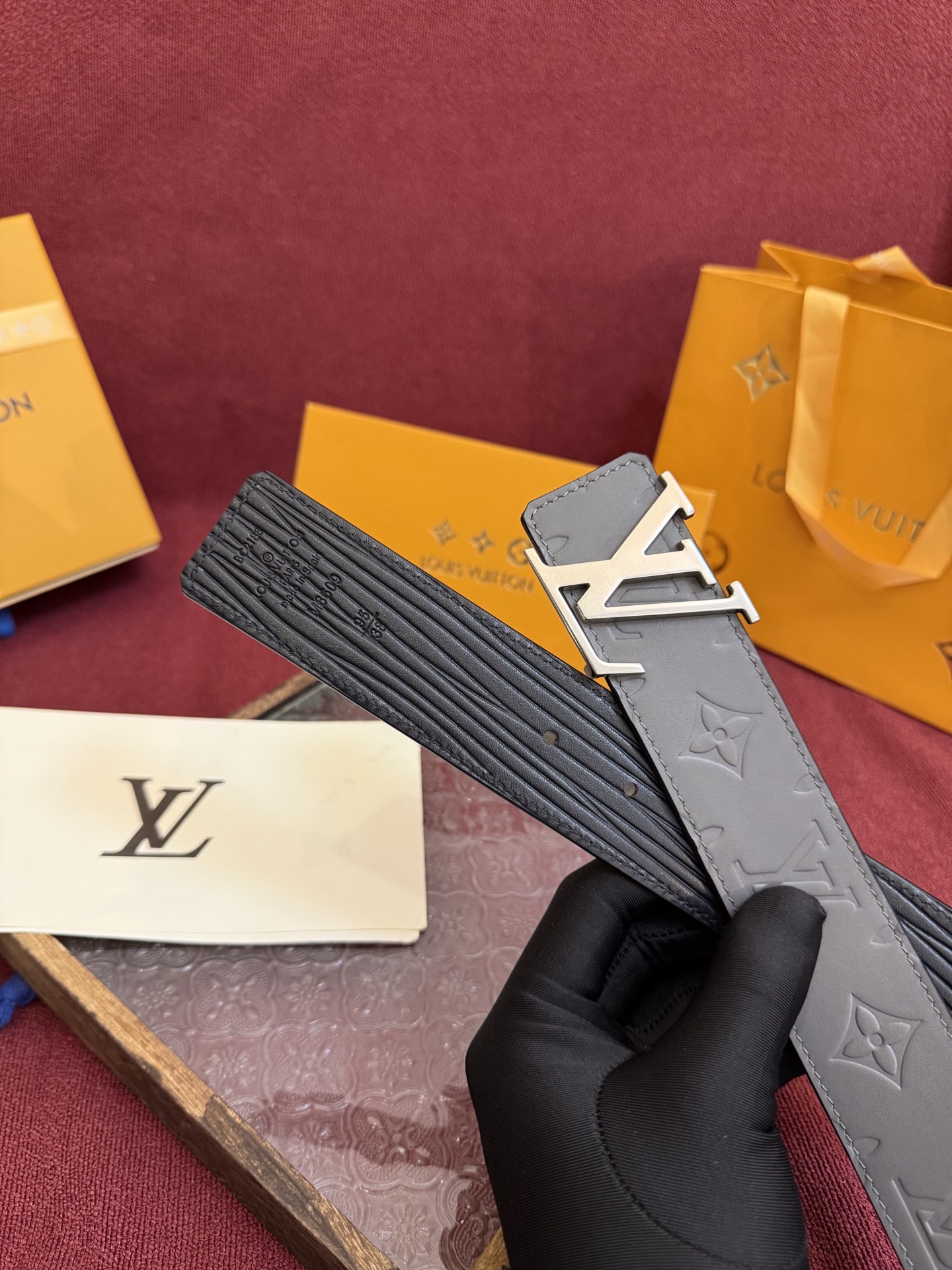 P LV Dimension Drift 双面腰带以路易威登的经典元素挥洒街头型格。Monogram 图