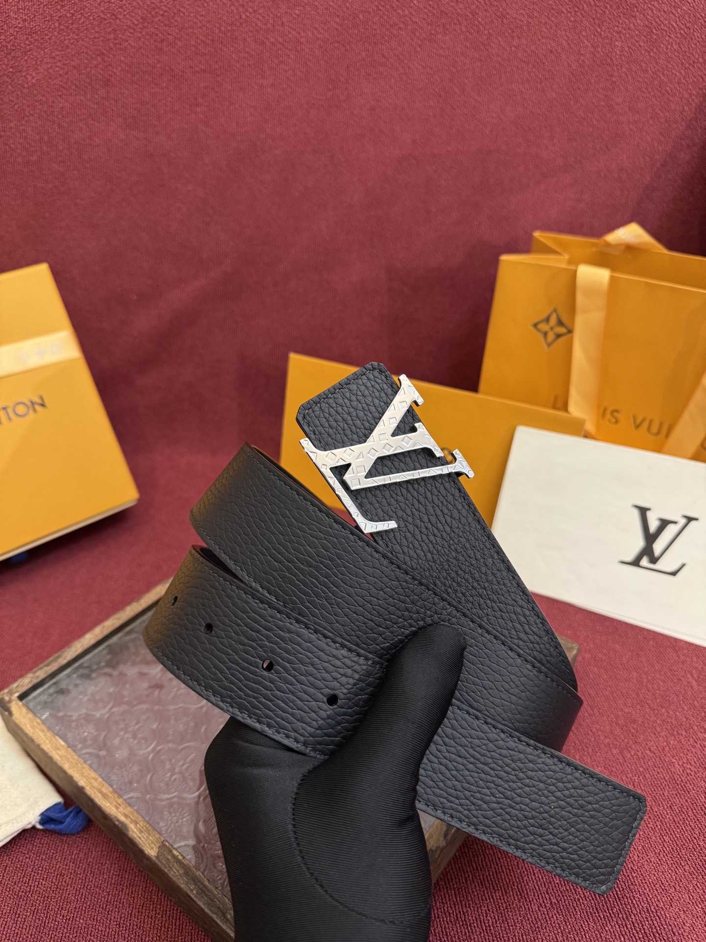 P LV Dimension 4.0双面腰带将经典格调引入新颖尺幅设计。皮革压印 LV 字母和 Mono