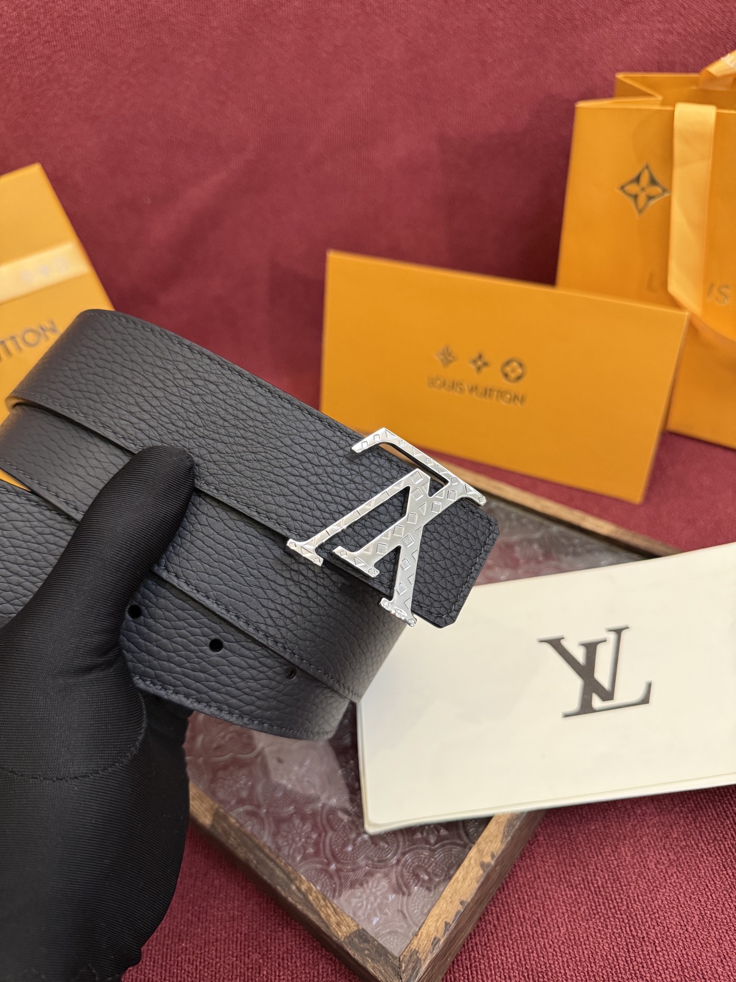 P LV Dimension 4.0双面腰带将经典格调引入新颖尺幅设计。皮革压印 LV 字母和 Mono