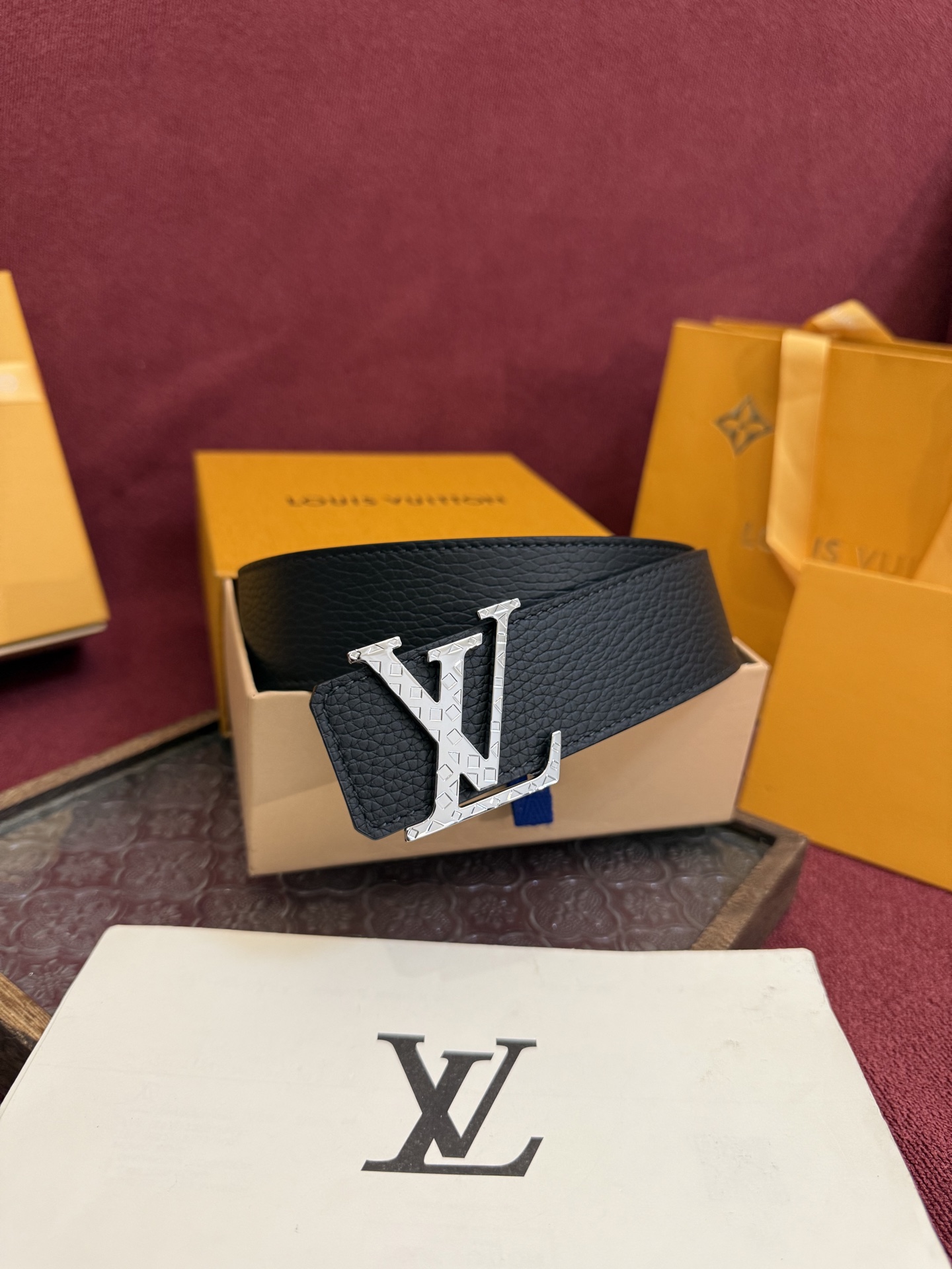 P LV Dimension 4.0双面腰带将经典格调引入新颖尺幅设计。皮革压印 LV 字母和 Mono