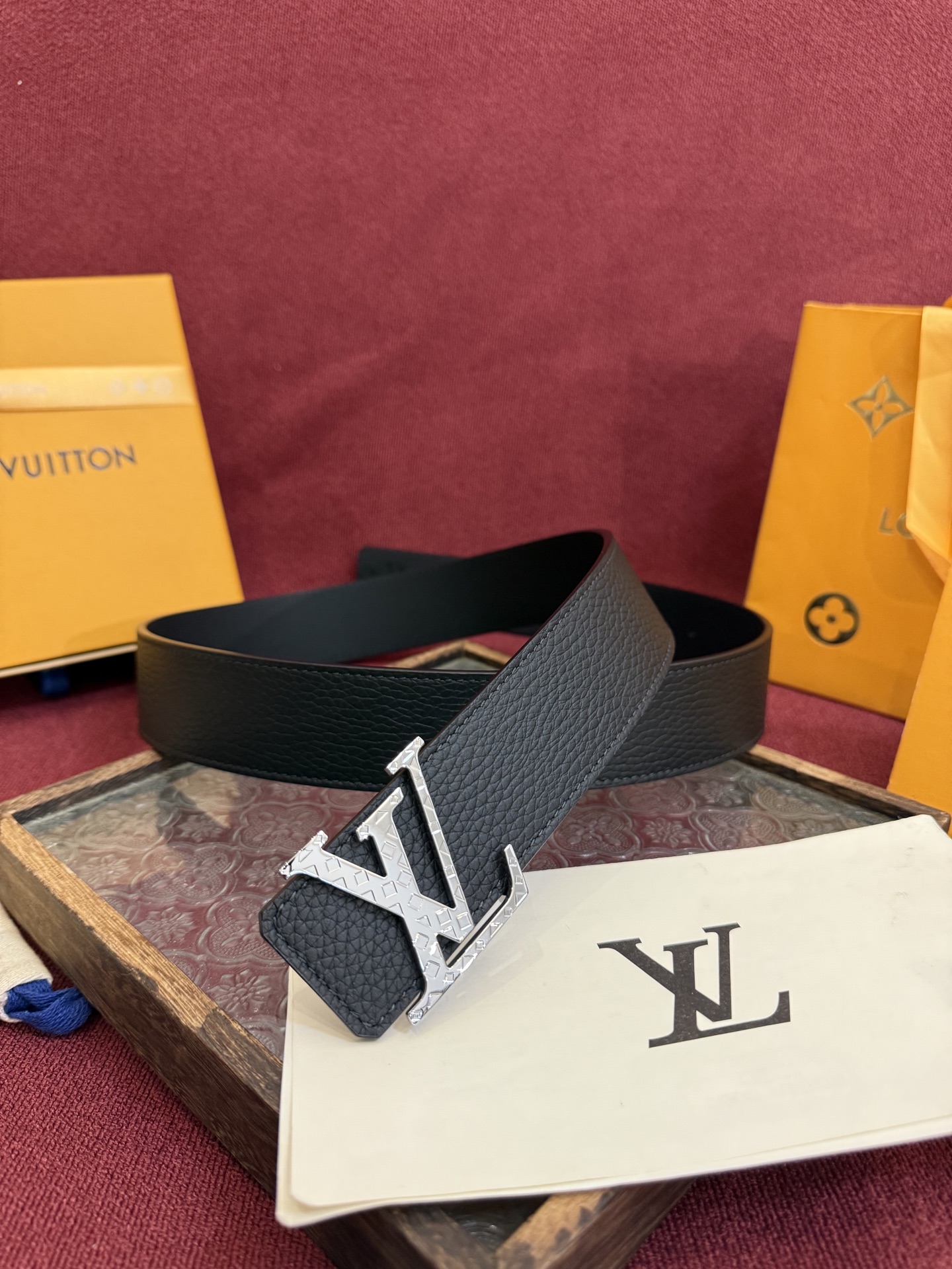 P LV Dimension 4.0双面腰带将经典格调引入新颖尺幅设计。皮革压印 LV 字母和 Mono