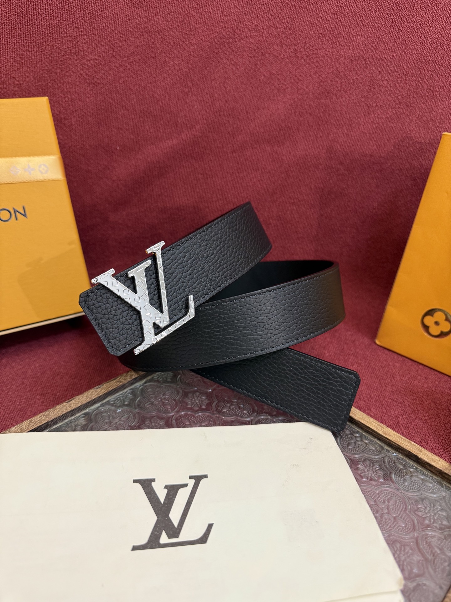 P LV Dimension 4.0双面腰带将经典格调引入新颖尺幅设计。皮革压印 LV 字母和 Mono