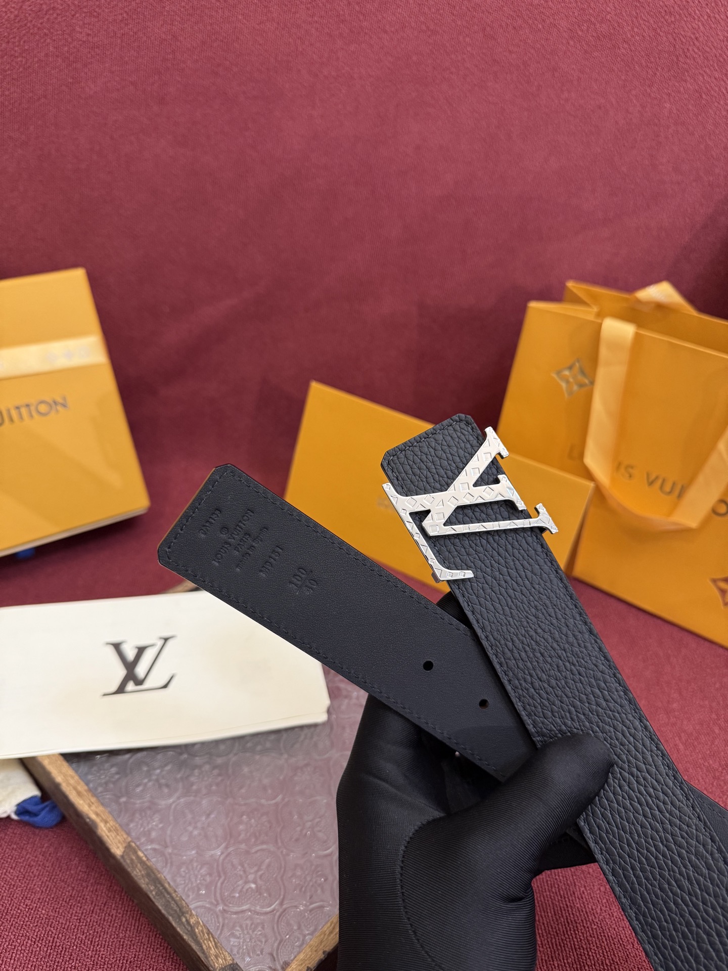 P LV Dimension 4.0双面腰带将经典格调引入新颖尺幅设计。皮革压印 LV 字母和 Mono