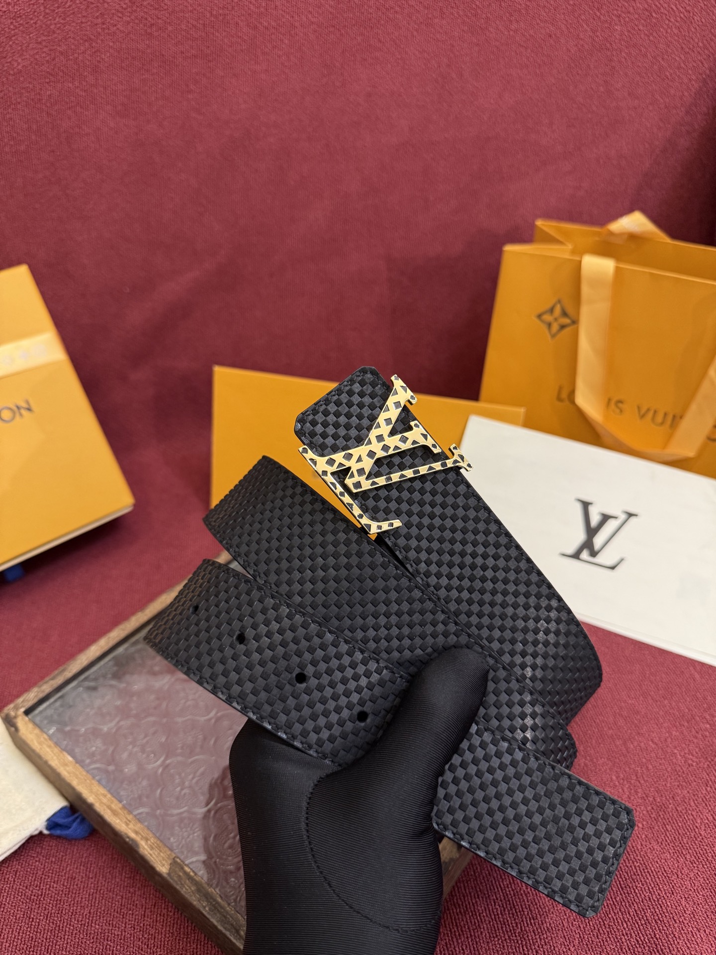 P LV Dimension 4.0双面腰带将经典格调引入新颖尺幅设计。皮革压印 LV 字母和 Mono