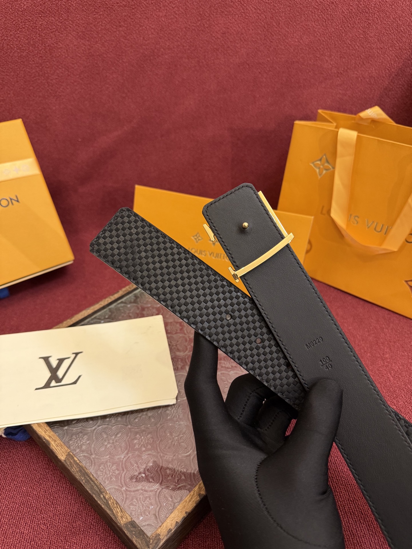 P LV Dimension 4.0双面腰带将经典格调引入新颖尺幅设计。皮革压印 LV 字母和 Mono