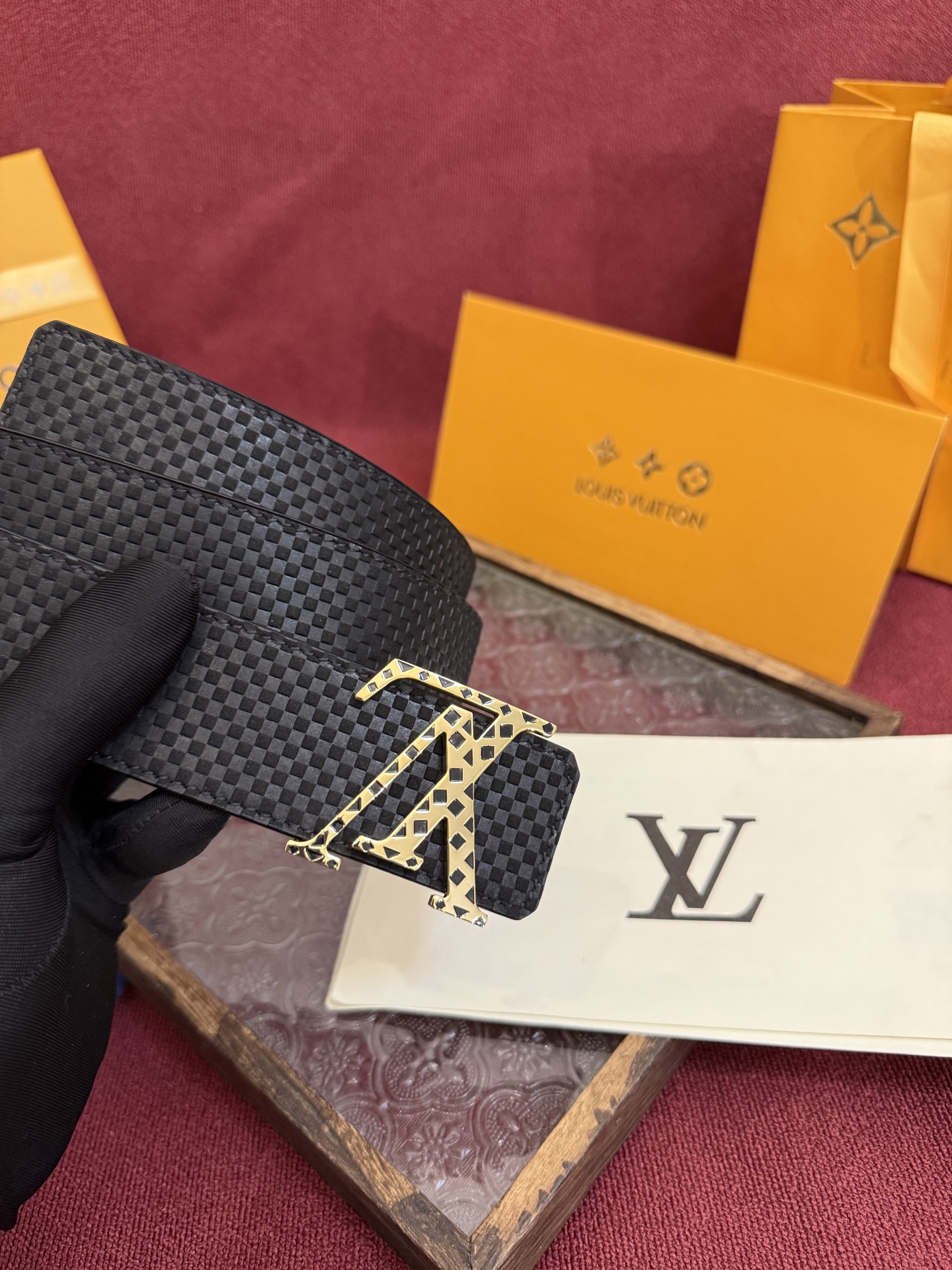 P LV Dimension 4.0双面腰带将经典格调引入新颖尺幅设计。皮革压印 LV 字母和 Mono