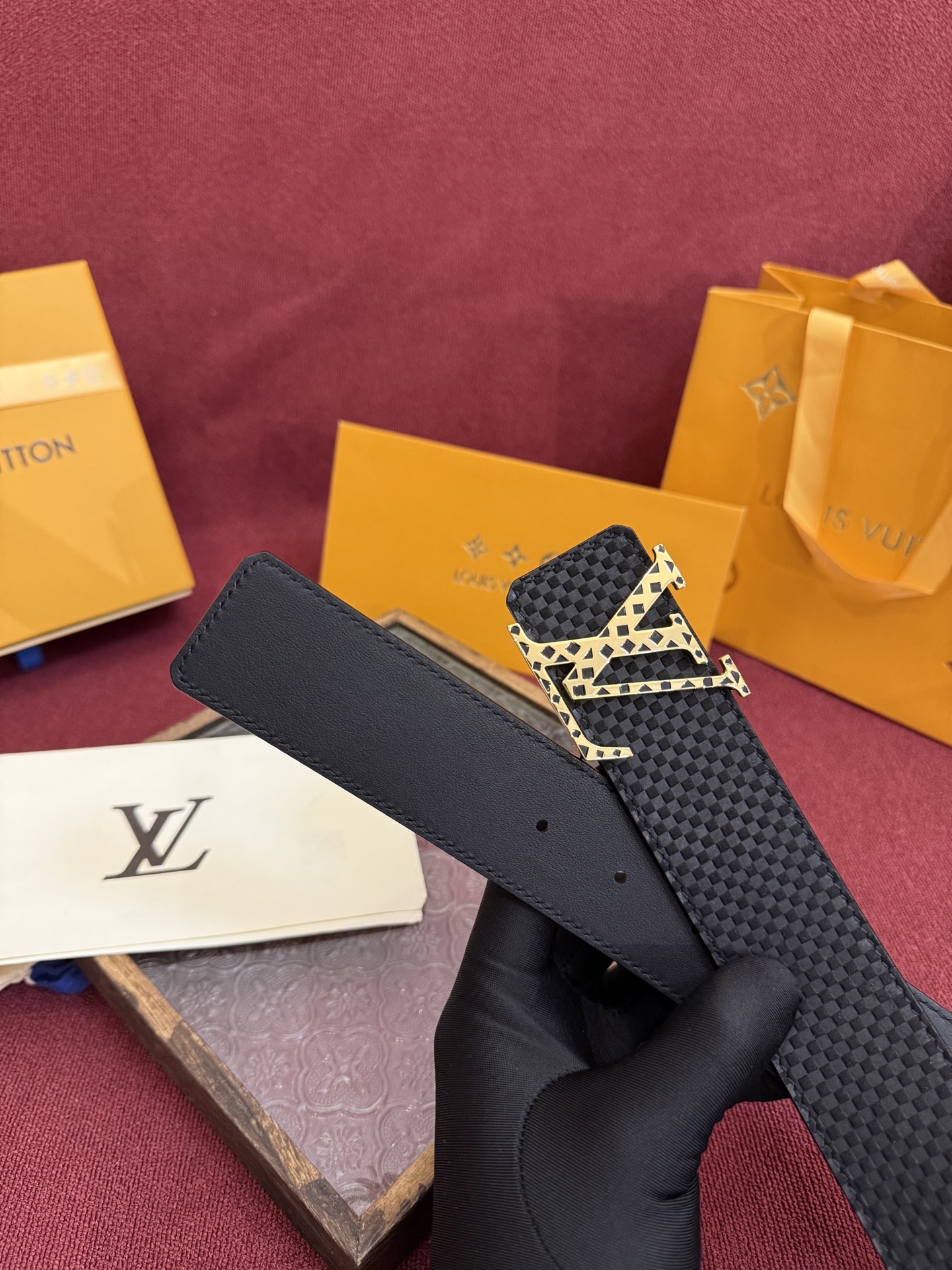 P LV Dimension 4.0双面腰带将经典格调引入新颖尺幅设计。皮革压印 LV 字母和 Mono