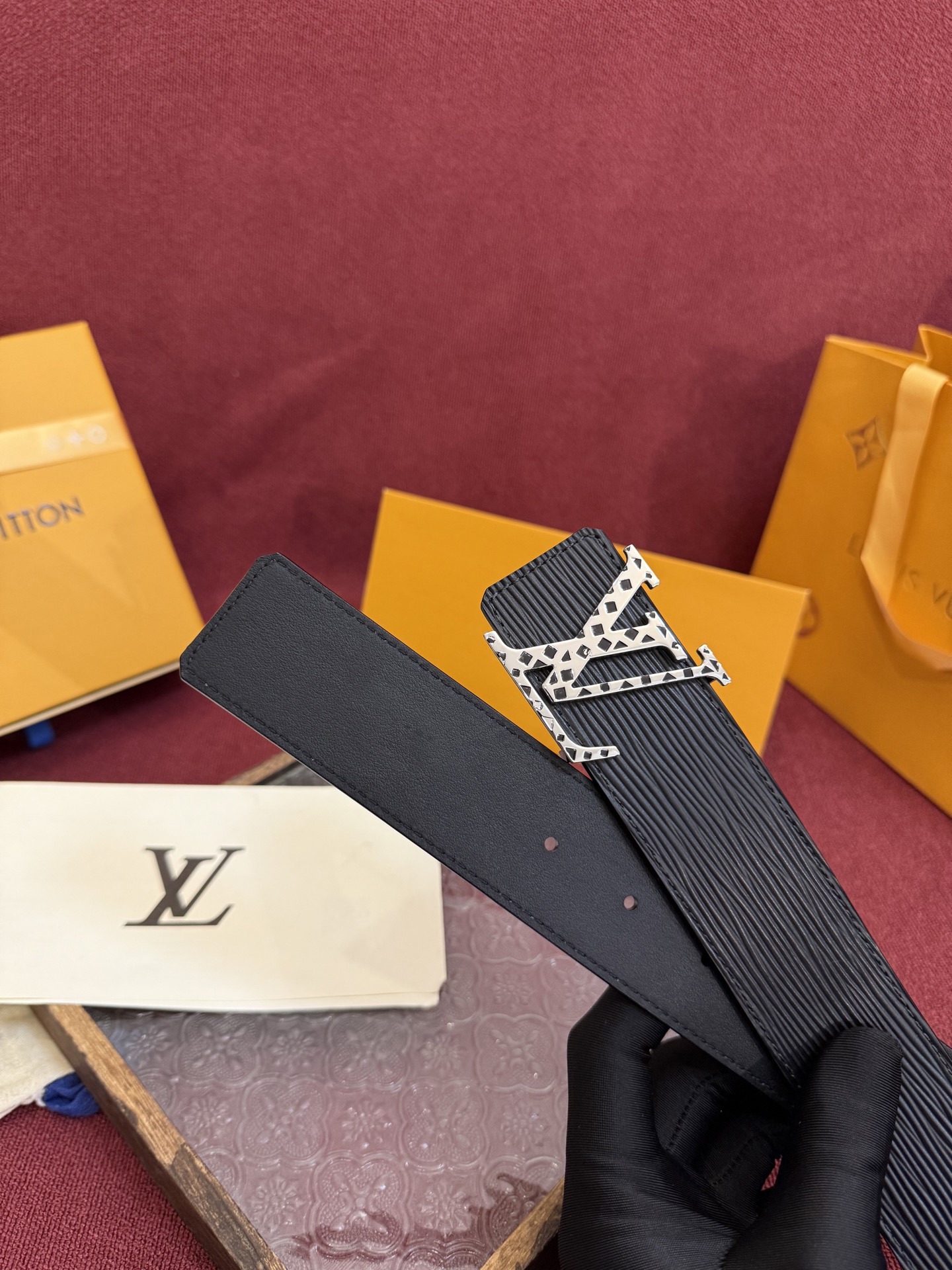 P LV Dimension 4.0双面腰带将经典格调引入新颖尺幅设计。皮革压印 LV 字母和 Mono