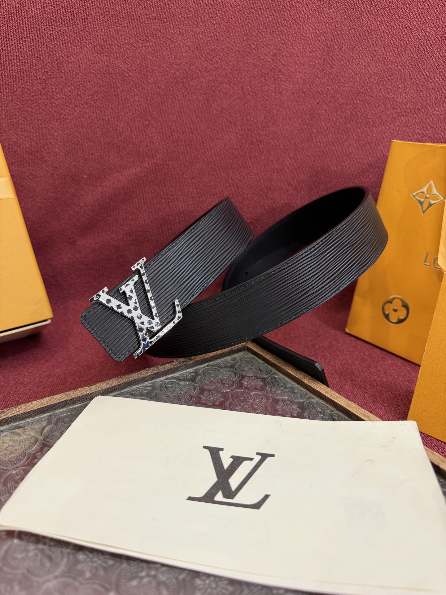 P LV Dimension 4.0双面腰带将经典格调引入新颖尺幅设计。皮革压印 LV 字母和 Mono