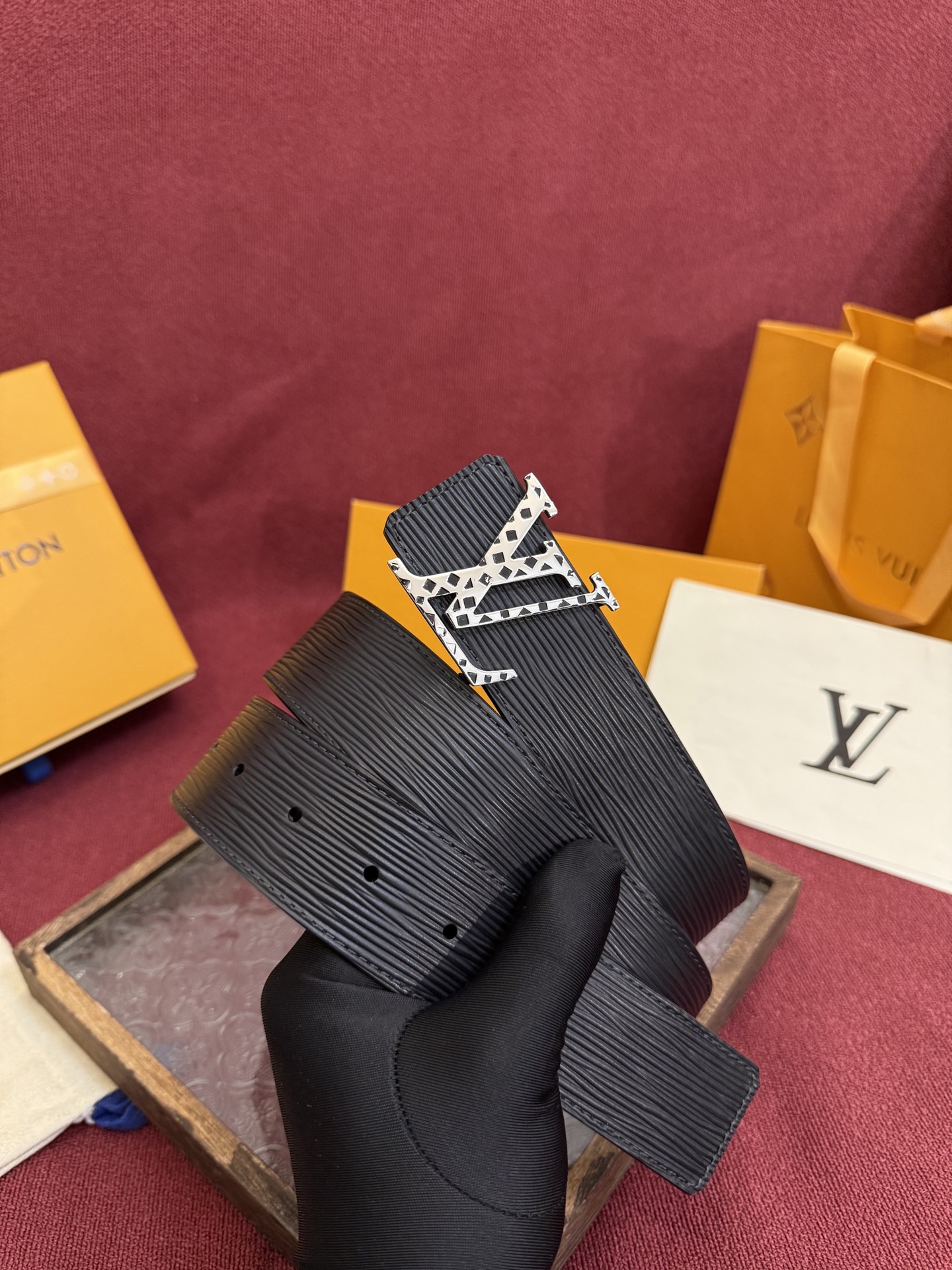 P LV Dimension 4.0双面腰带将经典格调引入新颖尺幅设计。皮革压印 LV 字母和 Mono