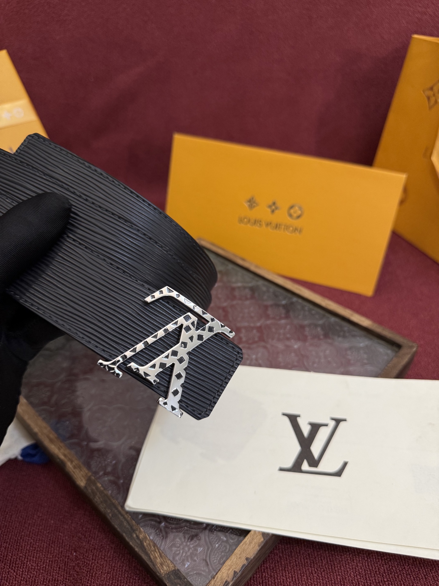 P LV Dimension 4.0双面腰带将经典格调引入新颖尺幅设计。皮革压印 LV 字母和 Mono