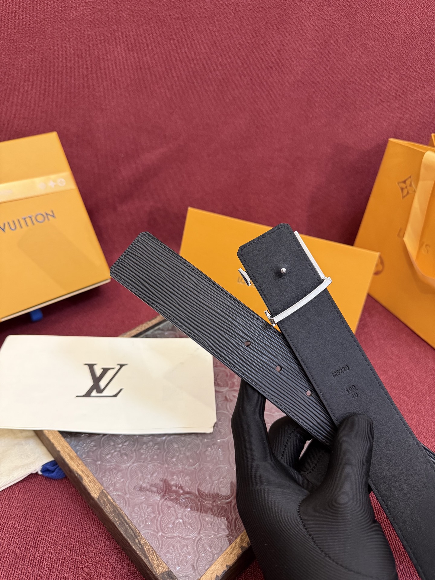 P LV Dimension 4.0双面腰带将经典格调引入新颖尺幅设计。皮革压印 LV 字母和 Mono