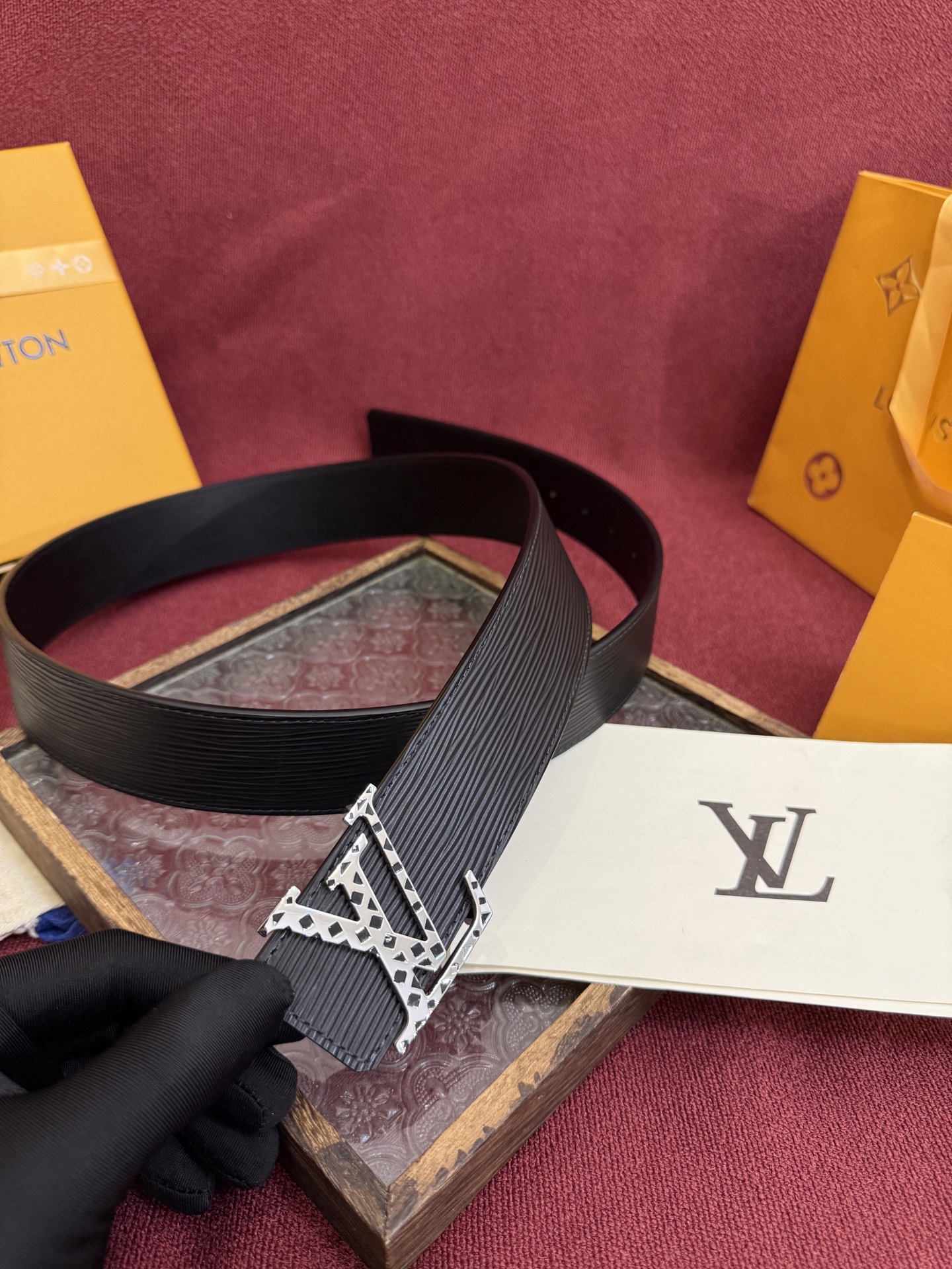 P LV Dimension 4.0双面腰带将经典格调引入新颖尺幅设计。皮革压印 LV 字母和 Mono