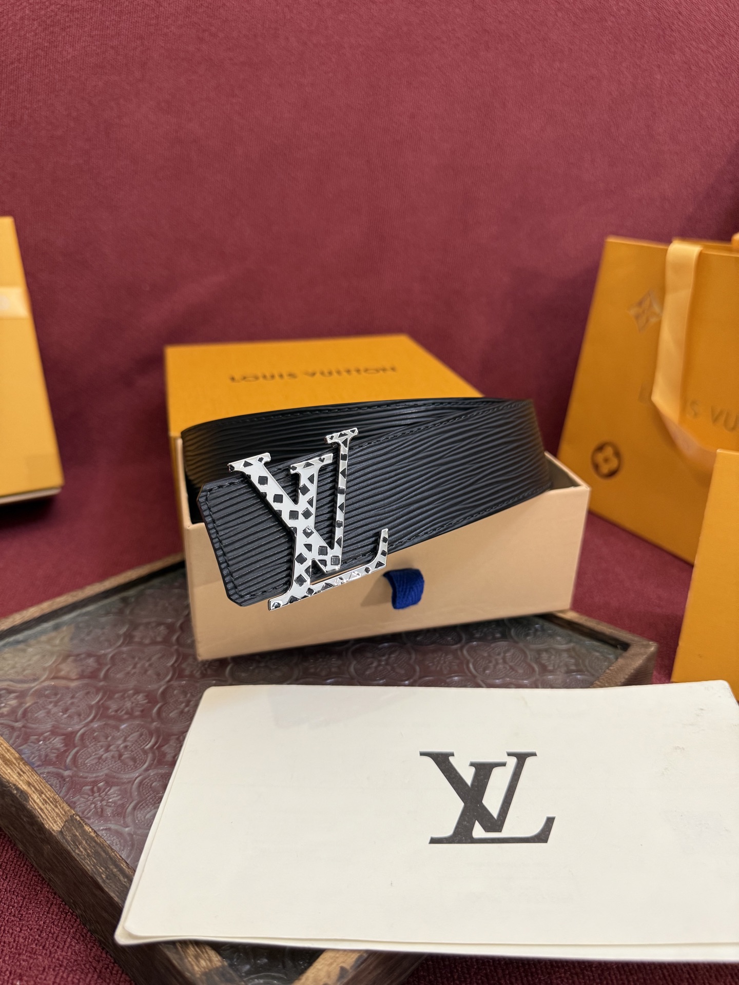 P LV Dimension 4.0双面腰带将经典格调引入新颖尺幅设计。皮革压印 LV 字母和 Mono
