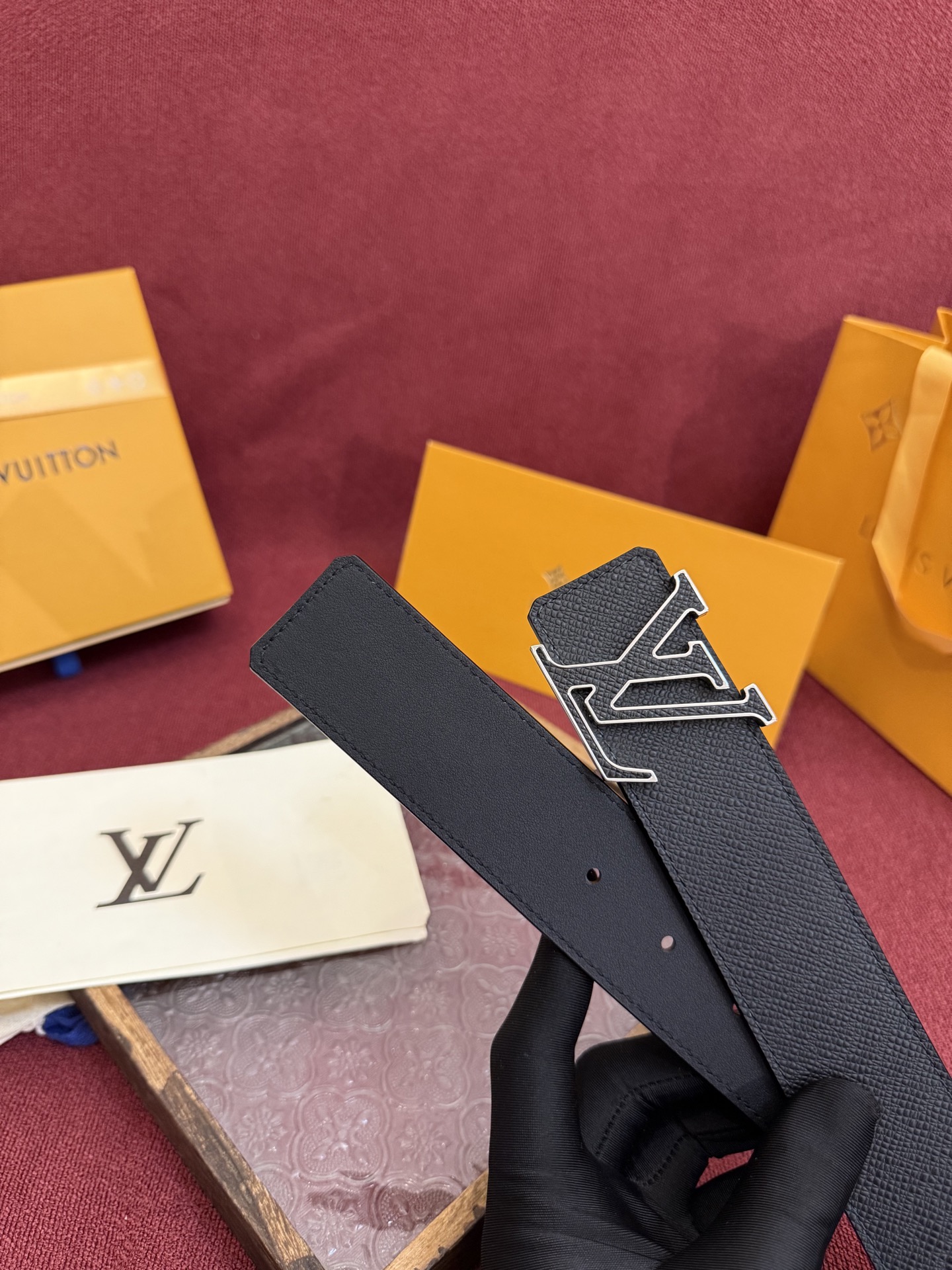 P LV Dimension 4.0双面腰带将经典格调引入新颖尺幅设计。皮革压印 LV 字母和 Mono