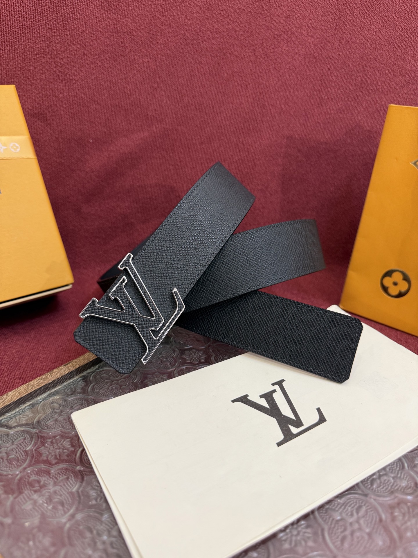 P LV Dimension 4.0双面腰带将经典格调引入新颖尺幅设计。皮革压印 LV 字母和 Mono