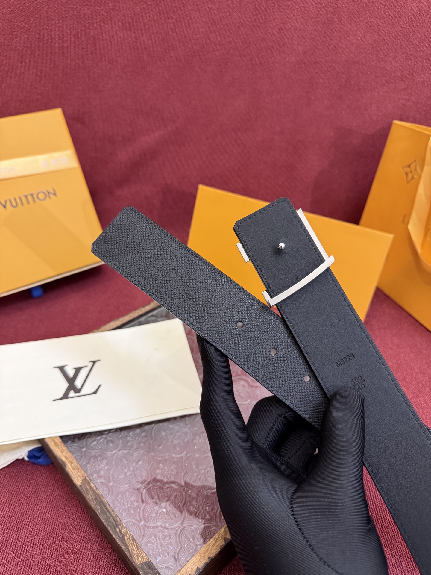 P LV Dimension 4.0双面腰带将经典格调引入新颖尺幅设计。皮革压印 LV 字母和 Mono