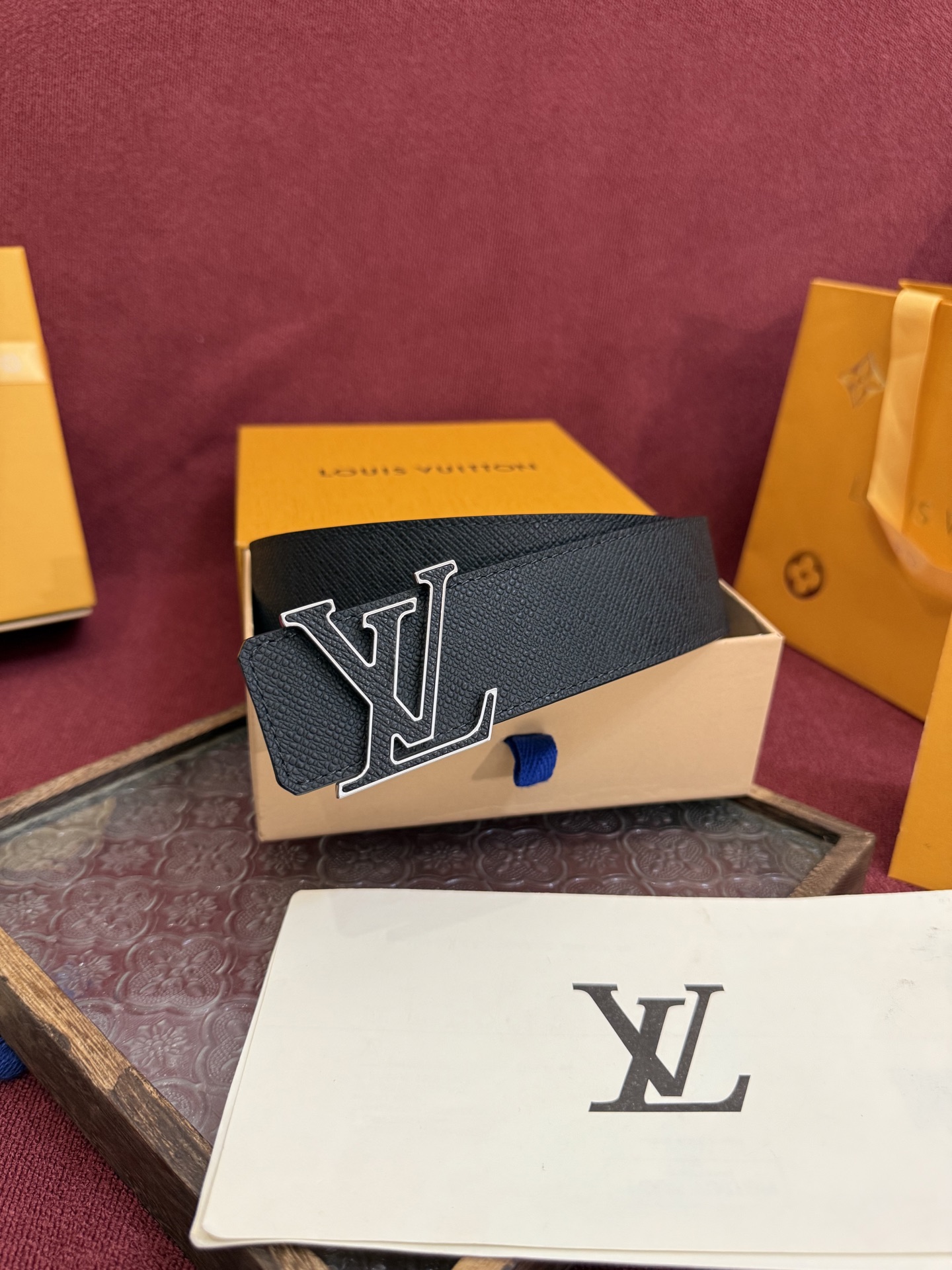 P LV Dimension 4.0双面腰带将经典格调引入新颖尺幅设计。皮革压印 LV 字母和 Mono