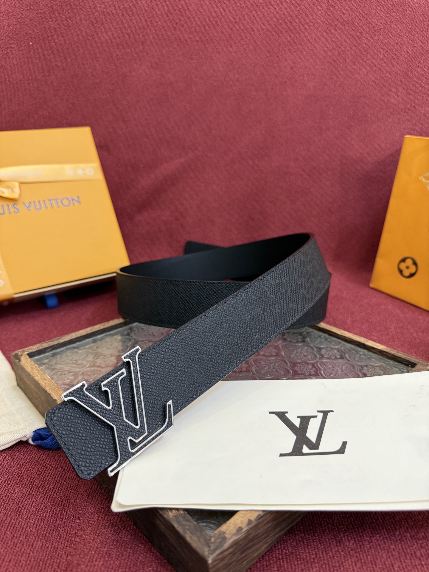 P LV Dimension 4.0双面腰带将经典格调引入新颖尺幅设计。皮革压印 LV 字母和 Mono