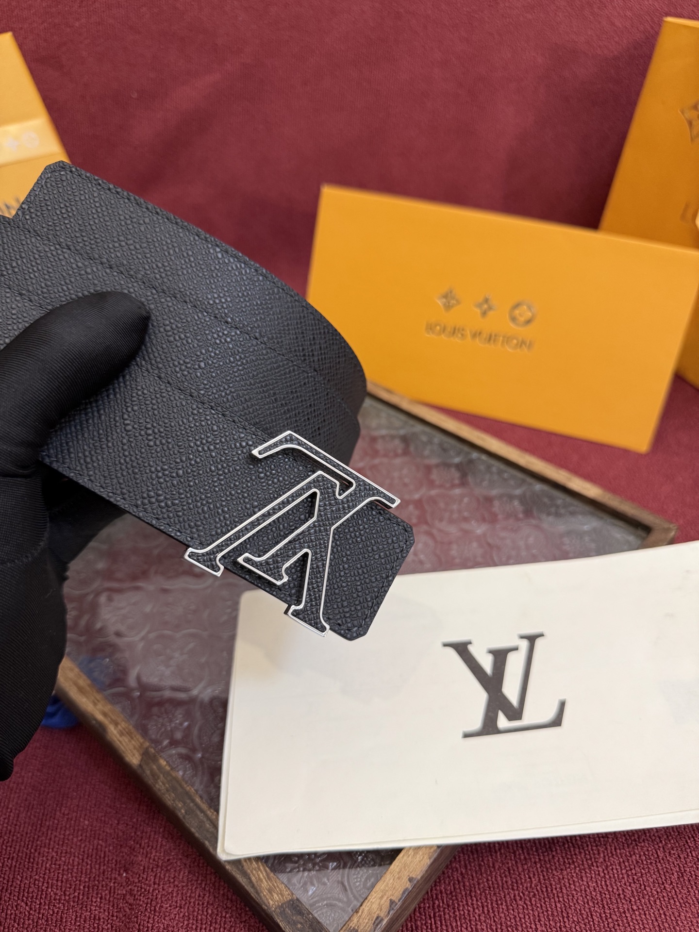 P LV Dimension 4.0双面腰带将经典格调引入新颖尺幅设计。皮革压印 LV 字母和 Mono