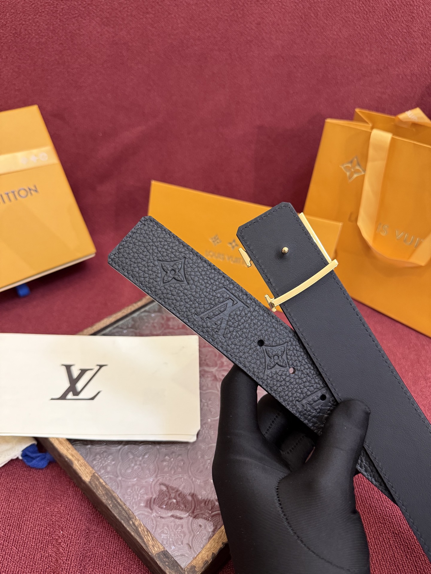 P LV Dimension 4.0双面腰带将经典格调引入新颖尺幅设计。皮革压印 LV 字母和 Mono