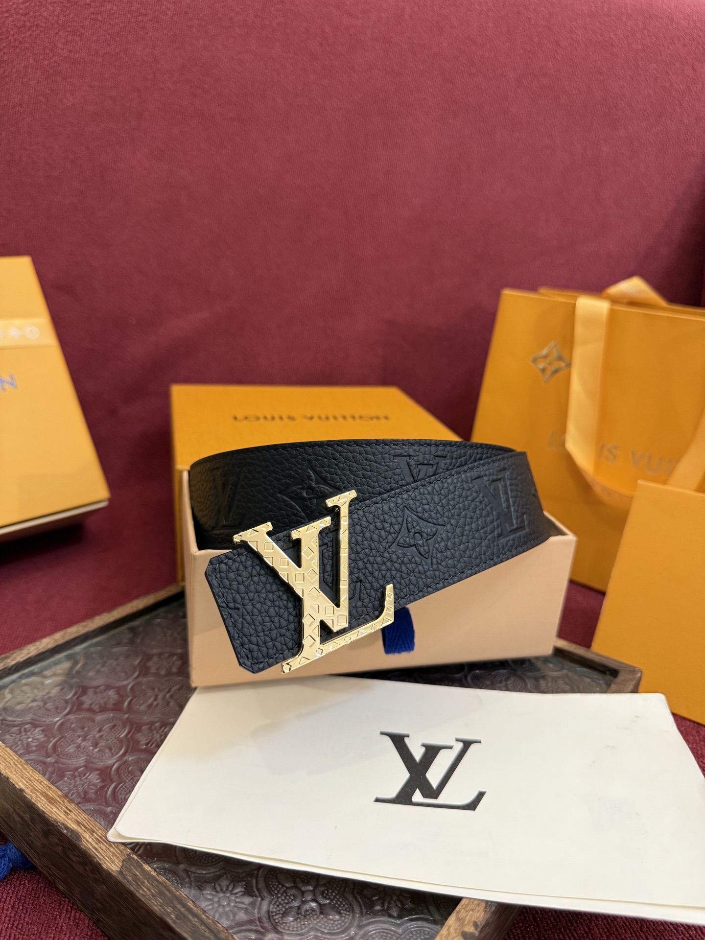 P LV Dimension 4.0双面腰带将经典格调引入新颖尺幅设计。皮革压印 LV 字母和 Mono