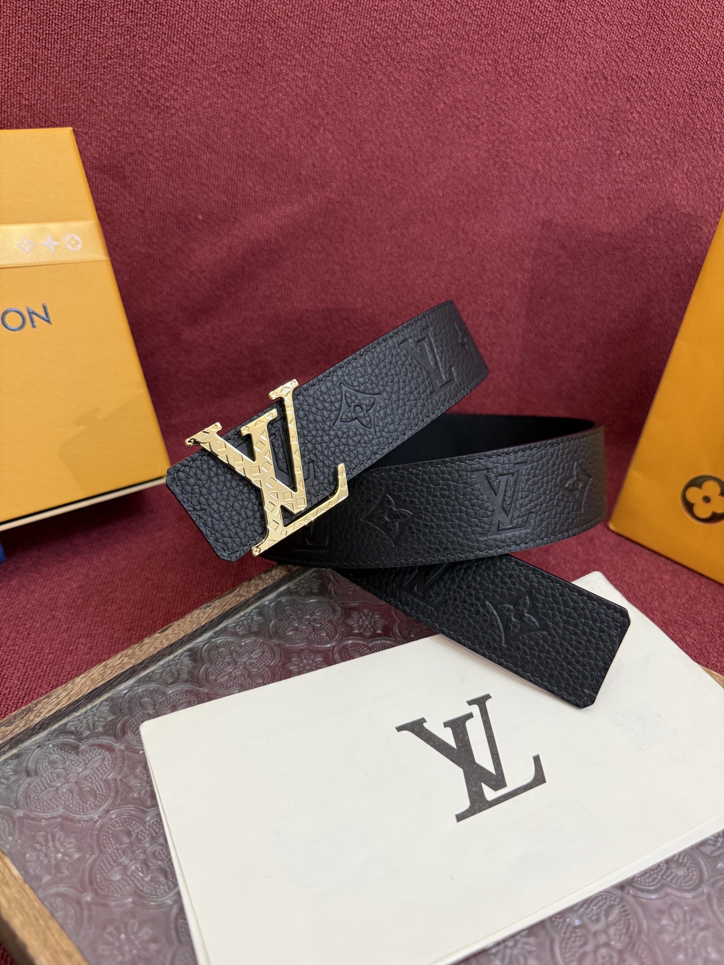 P LV Dimension 4.0双面腰带将经典格调引入新颖尺幅设计。皮革压印 LV 字母和 Mono