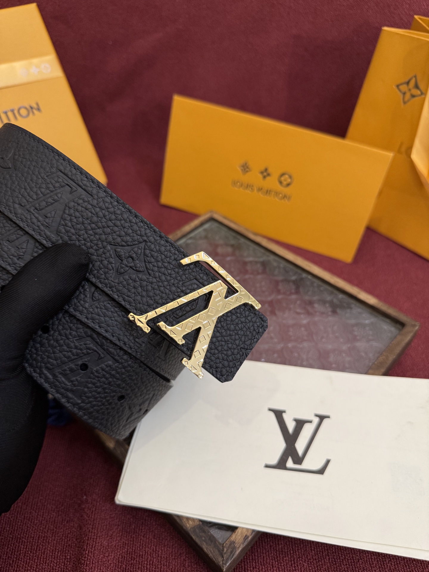 P LV Dimension 4.0双面腰带将经典格调引入新颖尺幅设计。皮革压印 LV 字母和 Mono