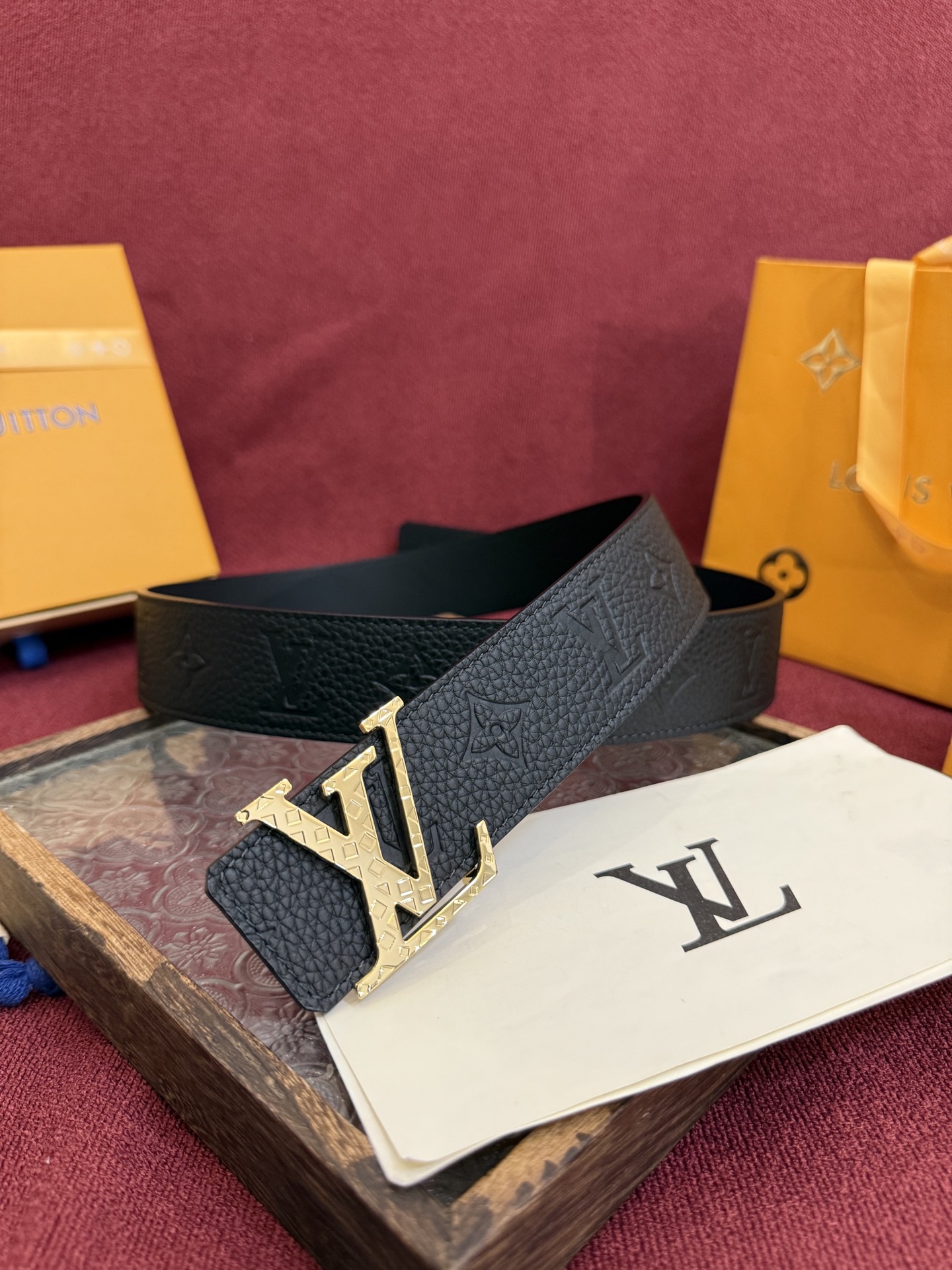 P LV Dimension 4.0双面腰带将经典格调引入新颖尺幅设计。皮革压印 LV 字母和 Mono