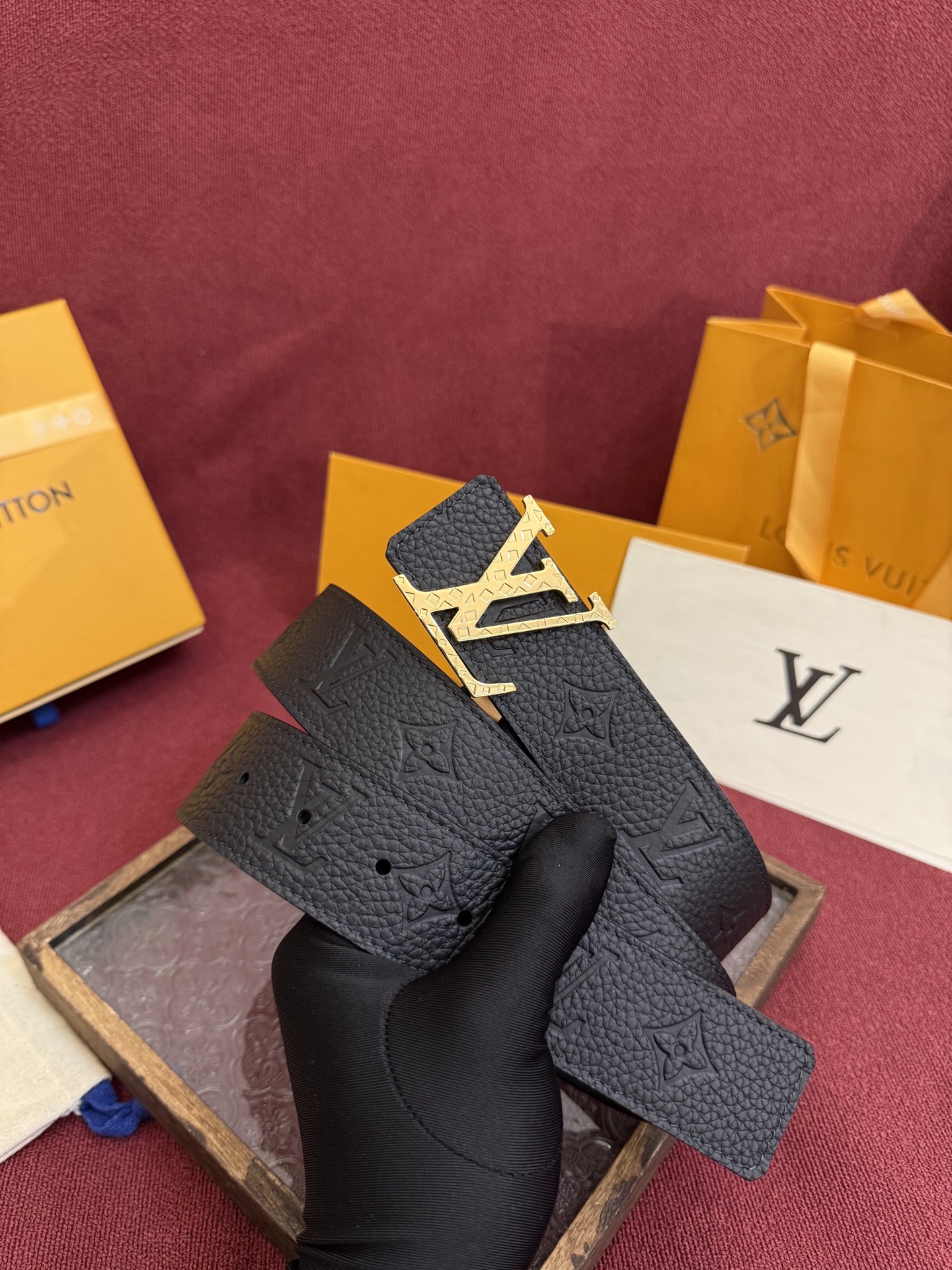 P LV Dimension 4.0双面腰带将经典格调引入新颖尺幅设计。皮革压印 LV 字母和 Mono