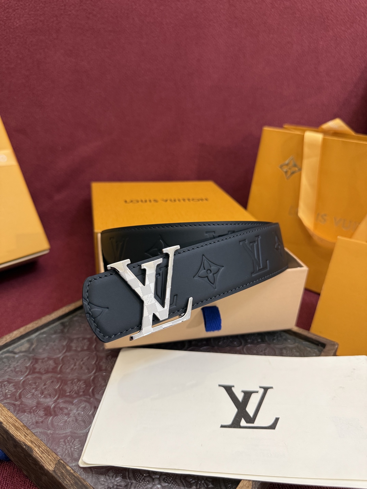 P LV Dimension 4.0双面腰带将经典格调引入新颖尺幅设计。皮革压印 LV 字母和 Mono