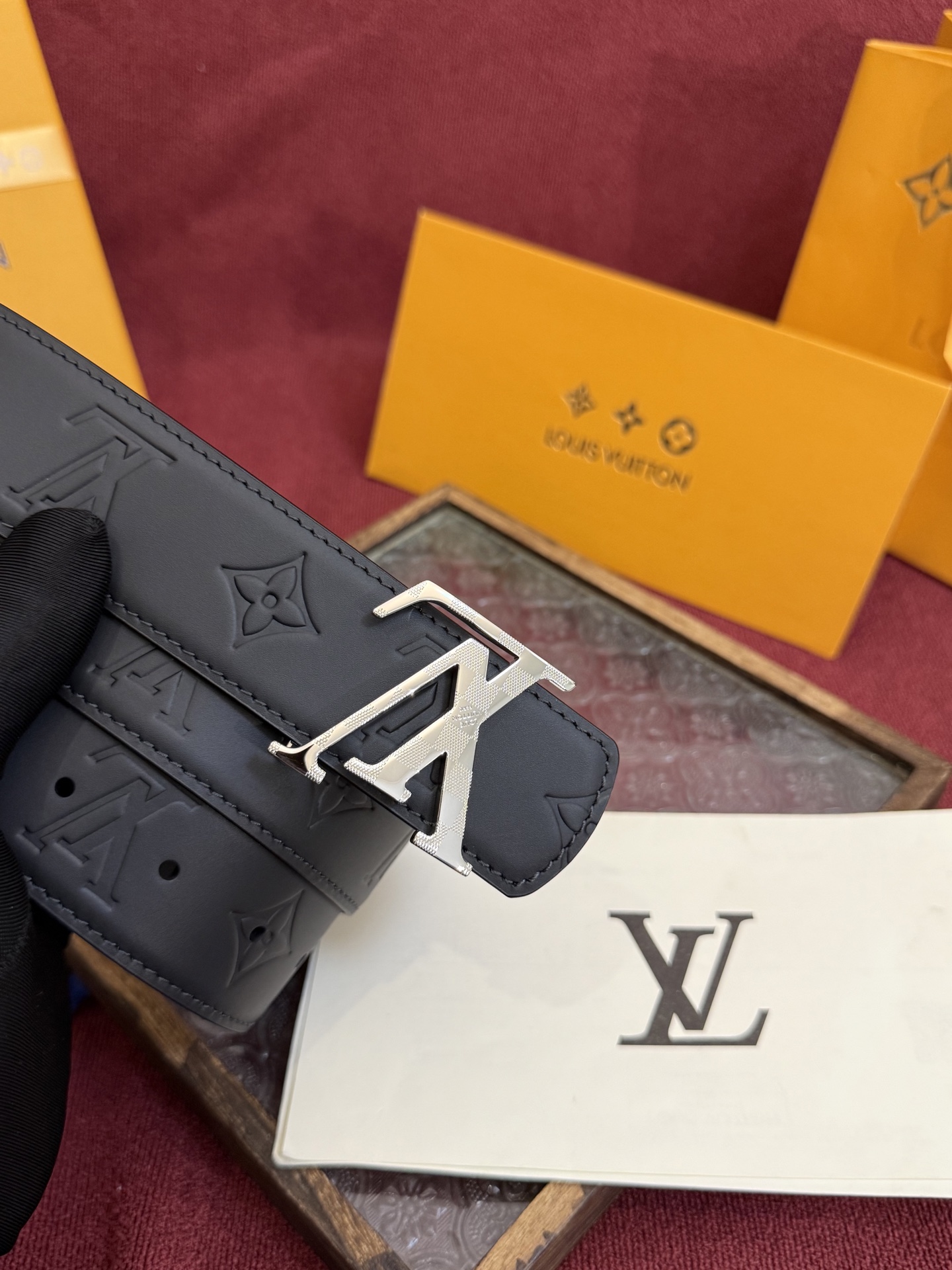 P LV Dimension 4.0双面腰带将经典格调引入新颖尺幅设计。皮革压印 LV 字母和 Mono