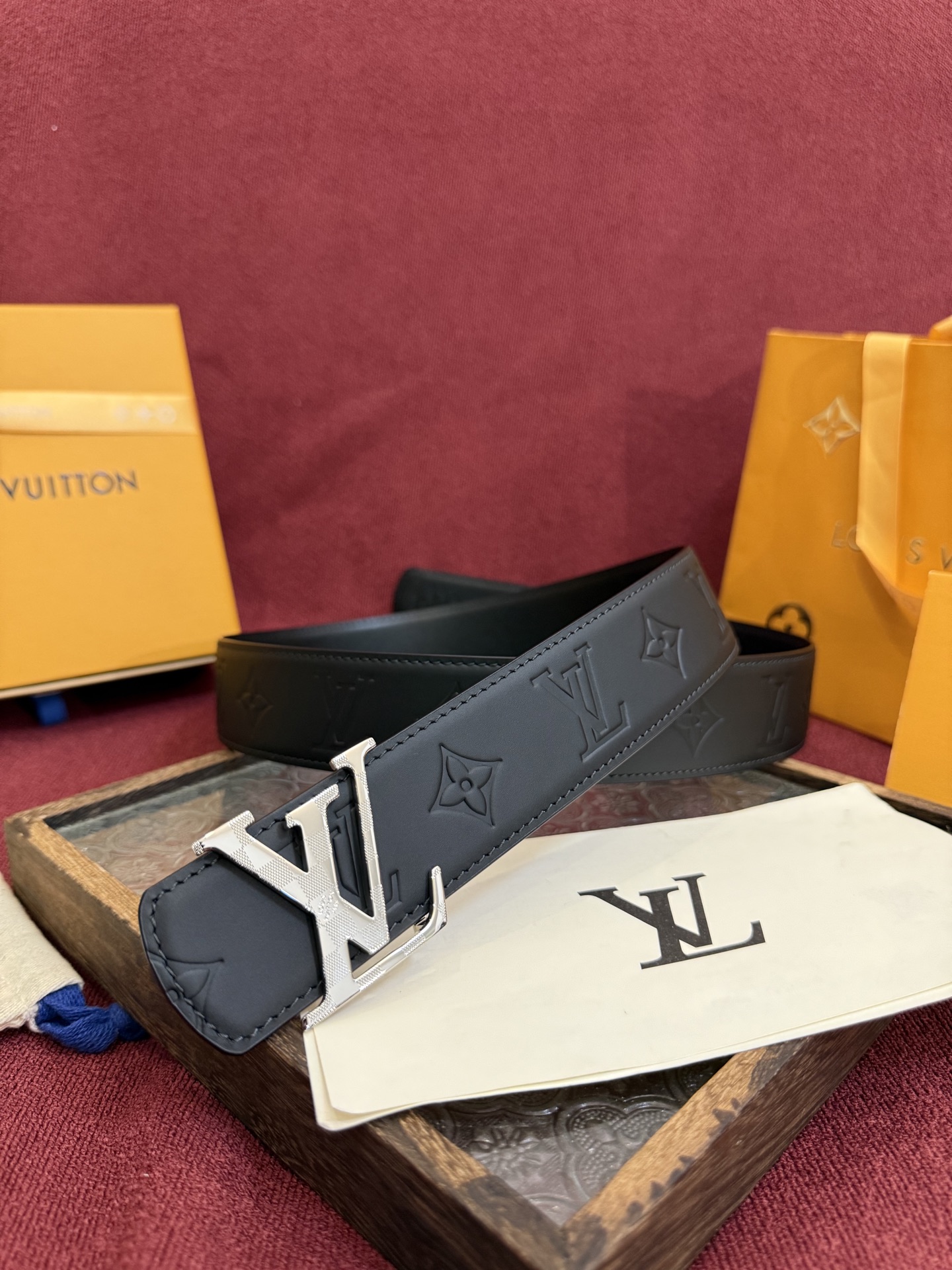 P LV Dimension 4.0双面腰带将经典格调引入新颖尺幅设计。皮革压印 LV 字母和 Mono