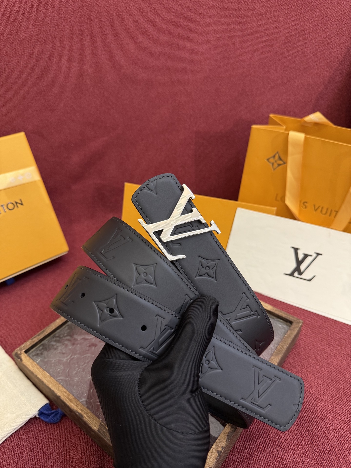 P LV Dimension 4.0双面腰带将经典格调引入新颖尺幅设计。皮革压印 LV 字母和 Mono