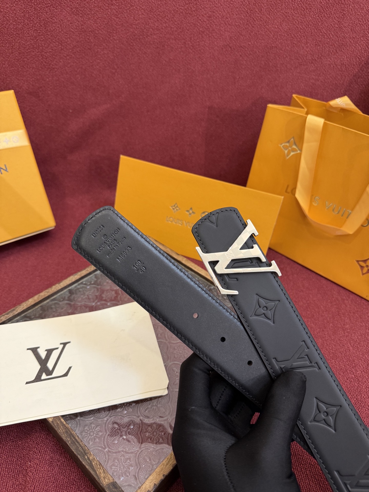 P LV Dimension 4.0双面腰带将经典格调引入新颖尺幅设计。皮革压印 LV 字母和 Mono