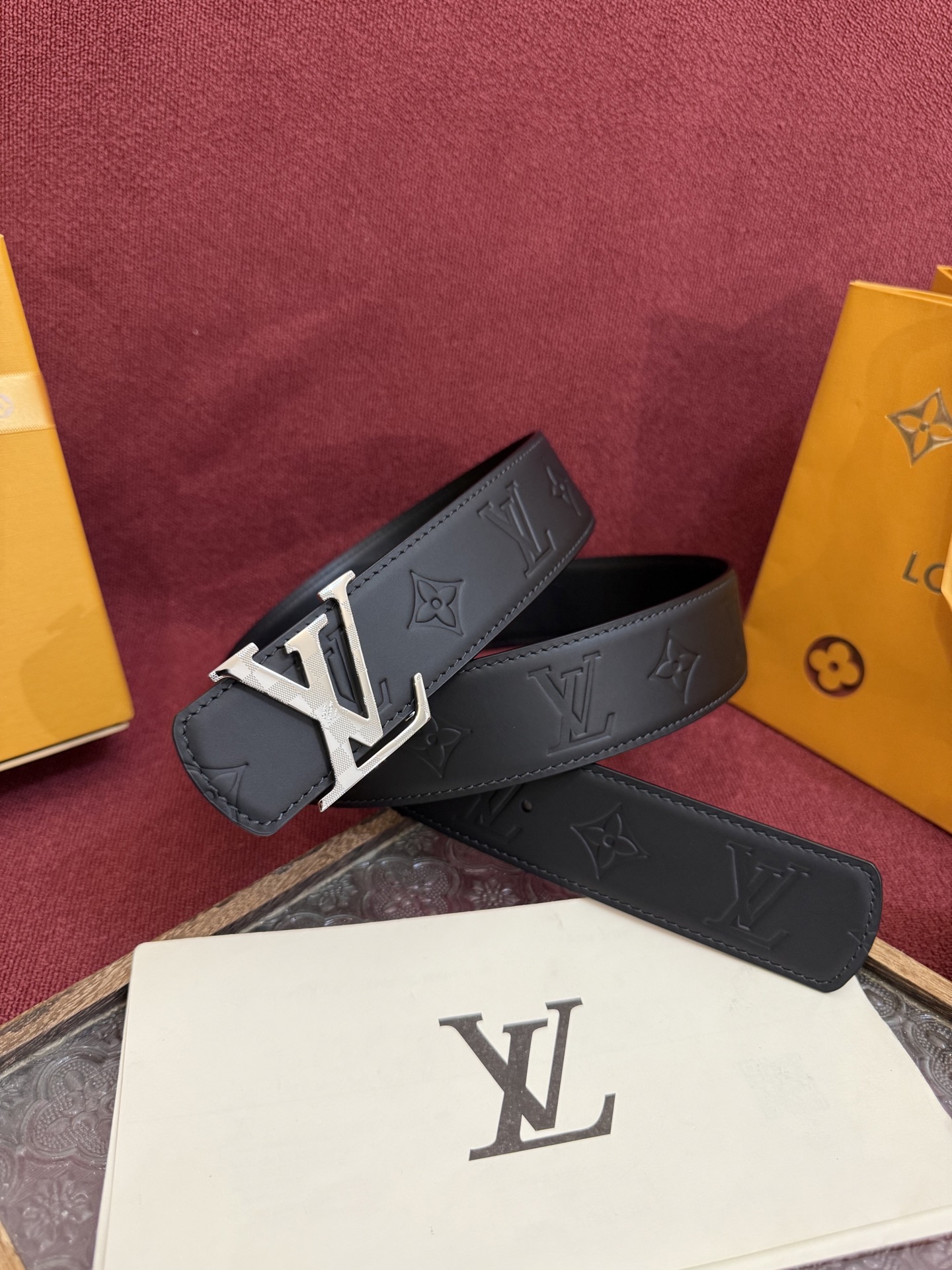 P LV Dimension 4.0双面腰带将经典格调引入新颖尺幅设计。皮革压印 LV 字母和 Mono