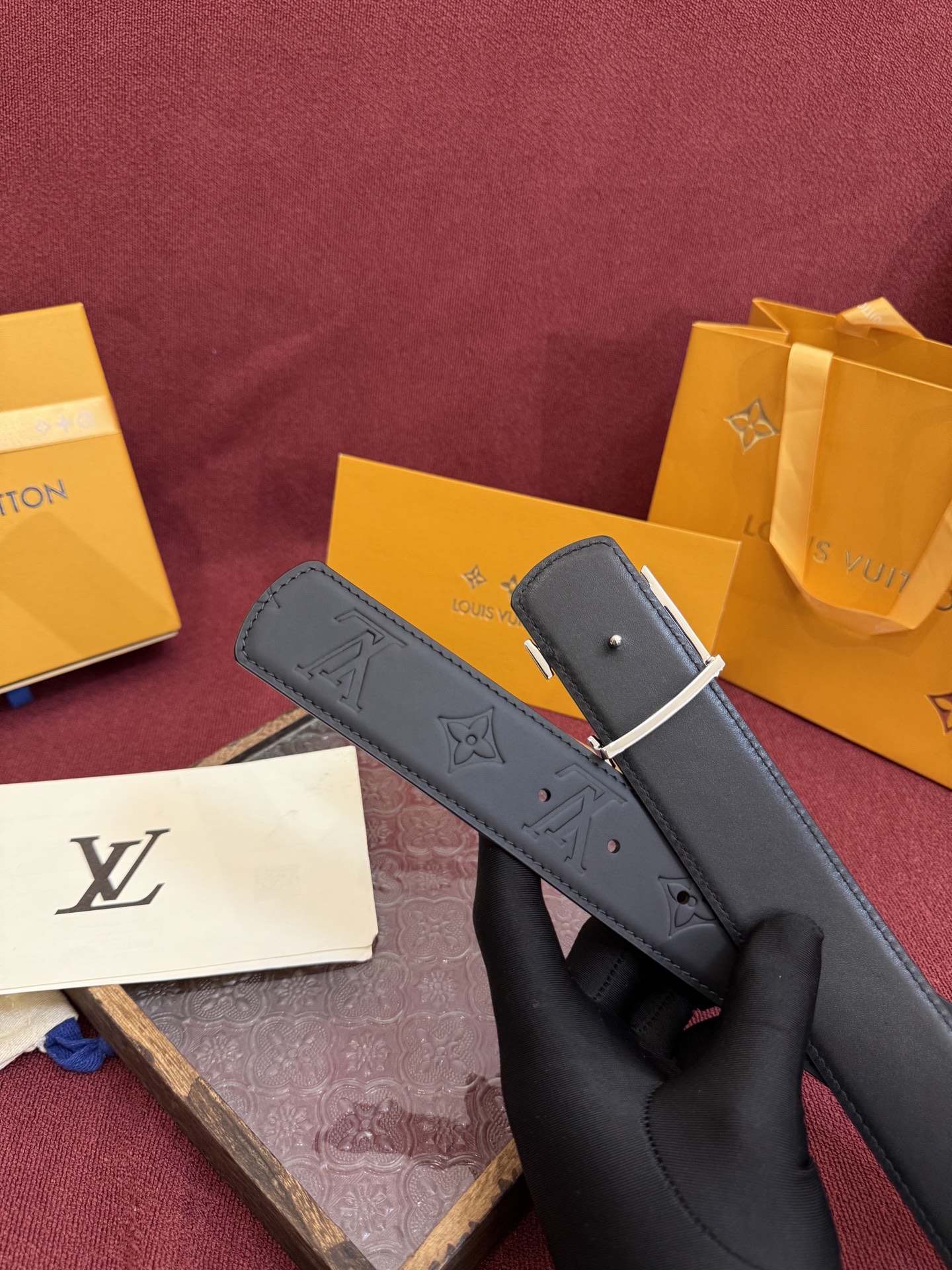 P LV Dimension 4.0双面腰带将经典格调引入新颖尺幅设计。皮革压印 LV 字母和 Mono