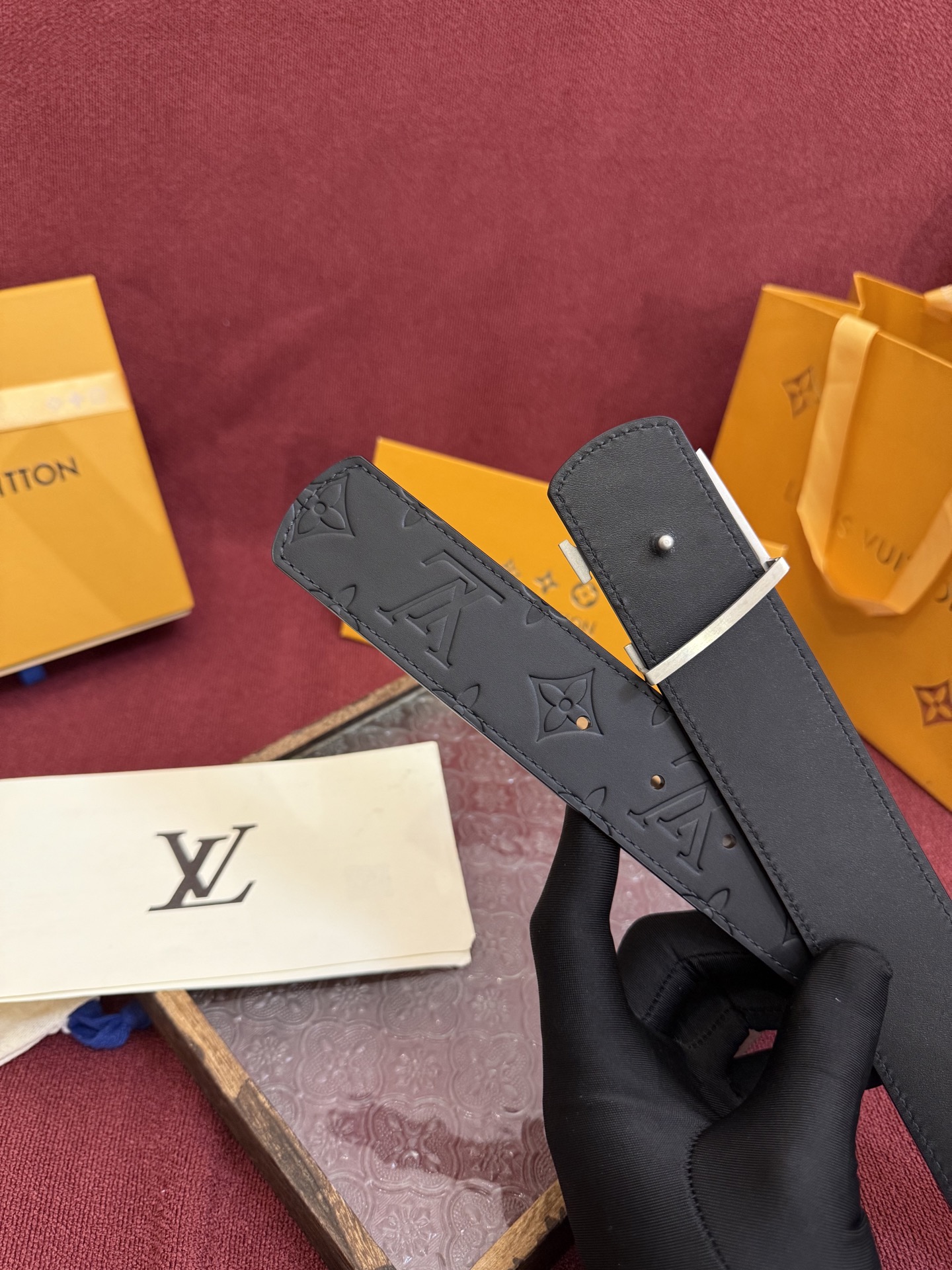 P LV Dimension 4.0双面腰带将经典格调引入新颖尺幅设计。皮革压印 LV 字母和 Mono