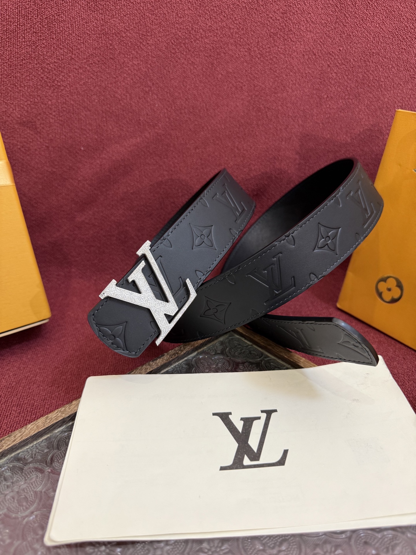 P LV Dimension 4.0双面腰带将经典格调引入新颖尺幅设计。皮革压印 LV 字母和 Mono